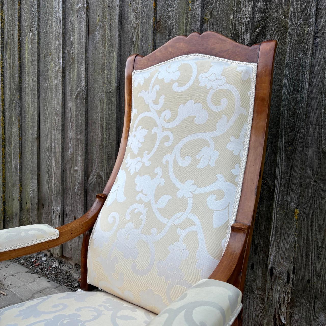 Voltaire armchair  France around 1850  Walnut and white fabric upholstery For Sale 3