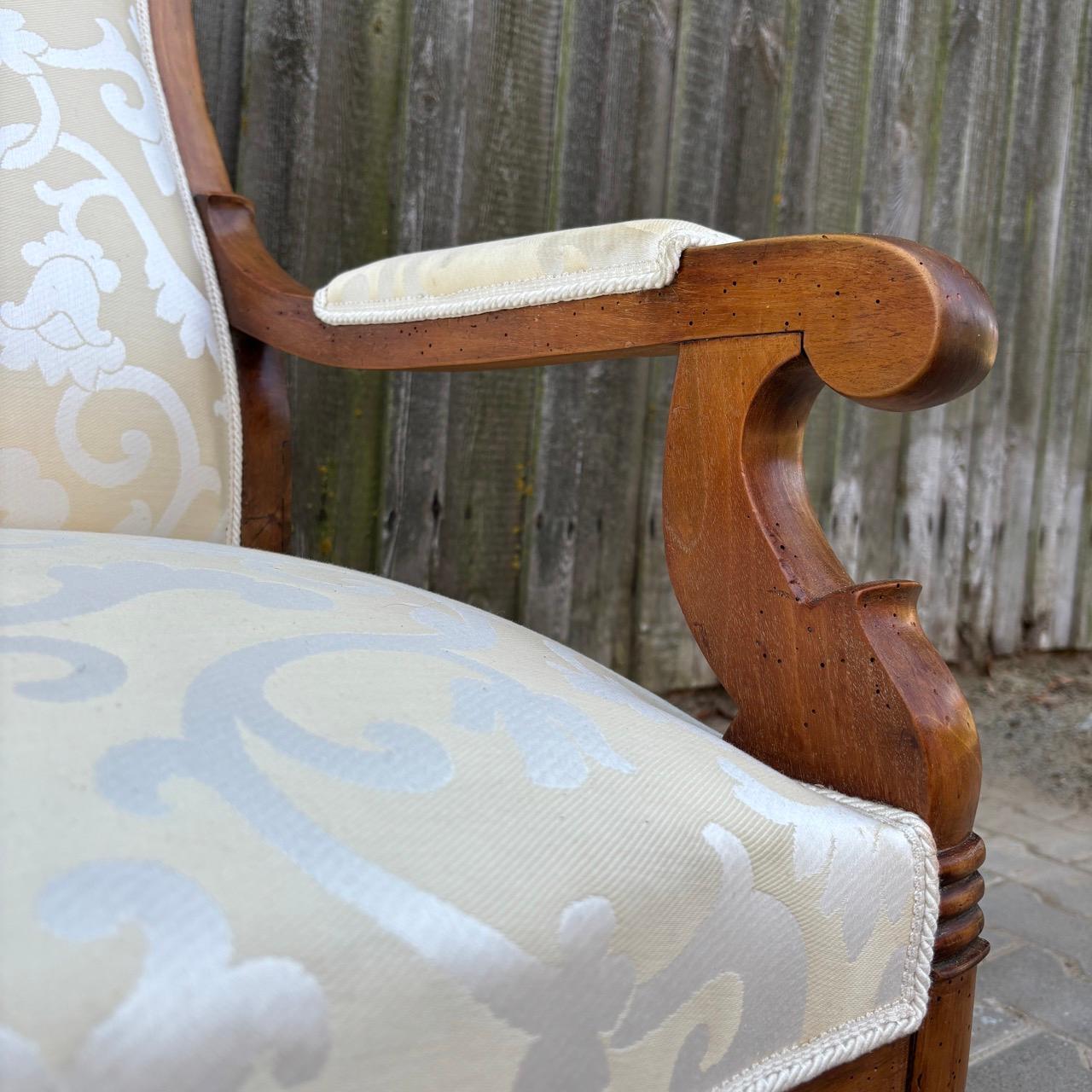 Voltaire armchair  France around 1850  Walnut and white fabric upholstery For Sale 6
