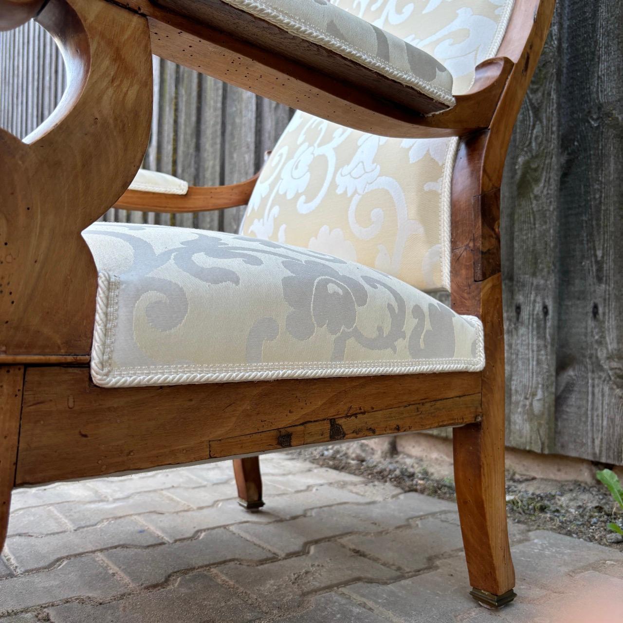 Voltaire armchair  France around 1850  Walnut and white fabric upholstery For Sale 7