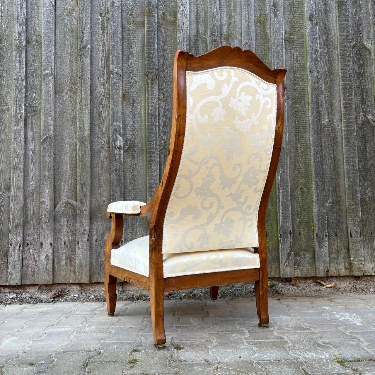 Voltaire armchair  France around 1850  Walnut and white fabric upholstery For Sale 8