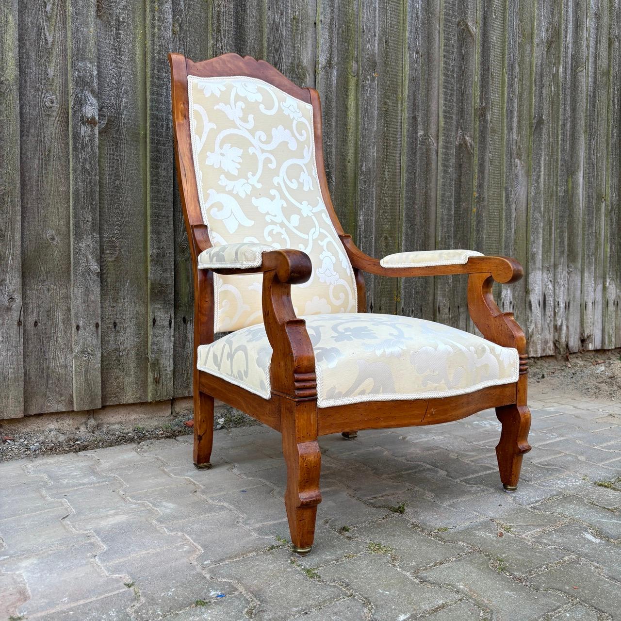 French Voltaire armchair  France around 1850  Walnut and white fabric upholstery For Sale
