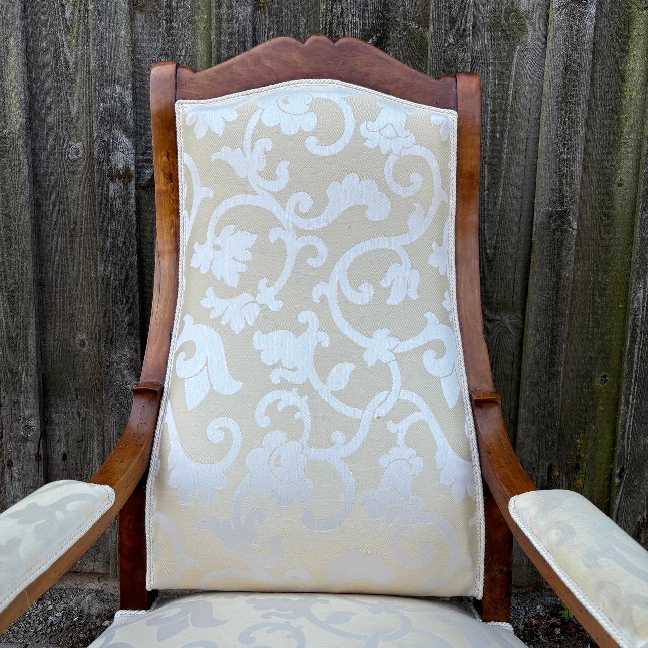 Voltaire armchair  France around 1850  Walnut and white fabric upholstery For Sale 1