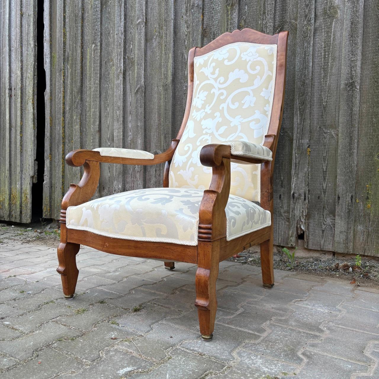 Voltaire armchair  France around 1850  Walnut and white fabric upholstery For Sale 2