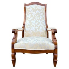 Fauteuil Voltaire  France vers 1850  Revêtement en noyer et tissu blanc
