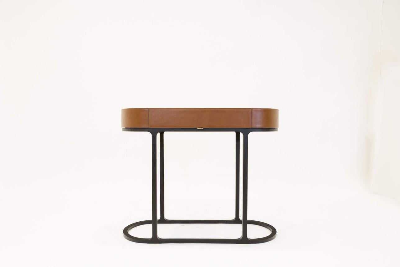 MATERIALI:

✓ Legno ✓ Pelle ✓ Metallo



La consolle Voltaire è un'elegante combinazione di materiali raffinati e artigianato sofisticato. La struttura in legno è completamente rivestita in pelle di lusso, aggiungendo un tocco di eleganza e unicità.