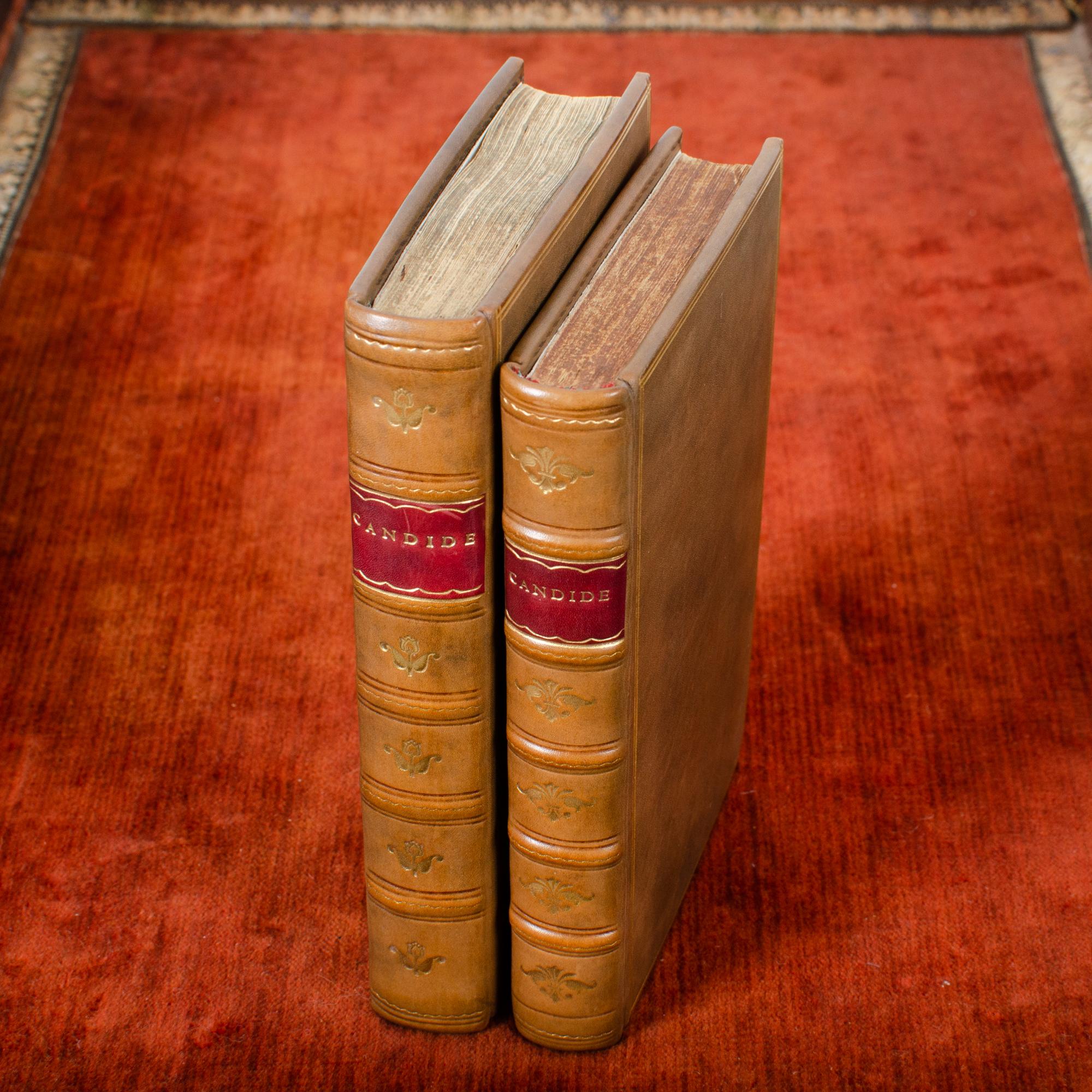 Rare exemplaire de la première édition de Candide, publiée à Genève par Cramer en 1759.

299pp.  Les ornements gravés sur bois et les pages corrigées par Voltaire (pp. 31/32, 41/42, 83/84, 85/86) correspondent tous à la 299G de Barbier (Morize 59a,