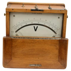 Voltometro in legno di rovere utilizzato per misurare un circuito elettrico