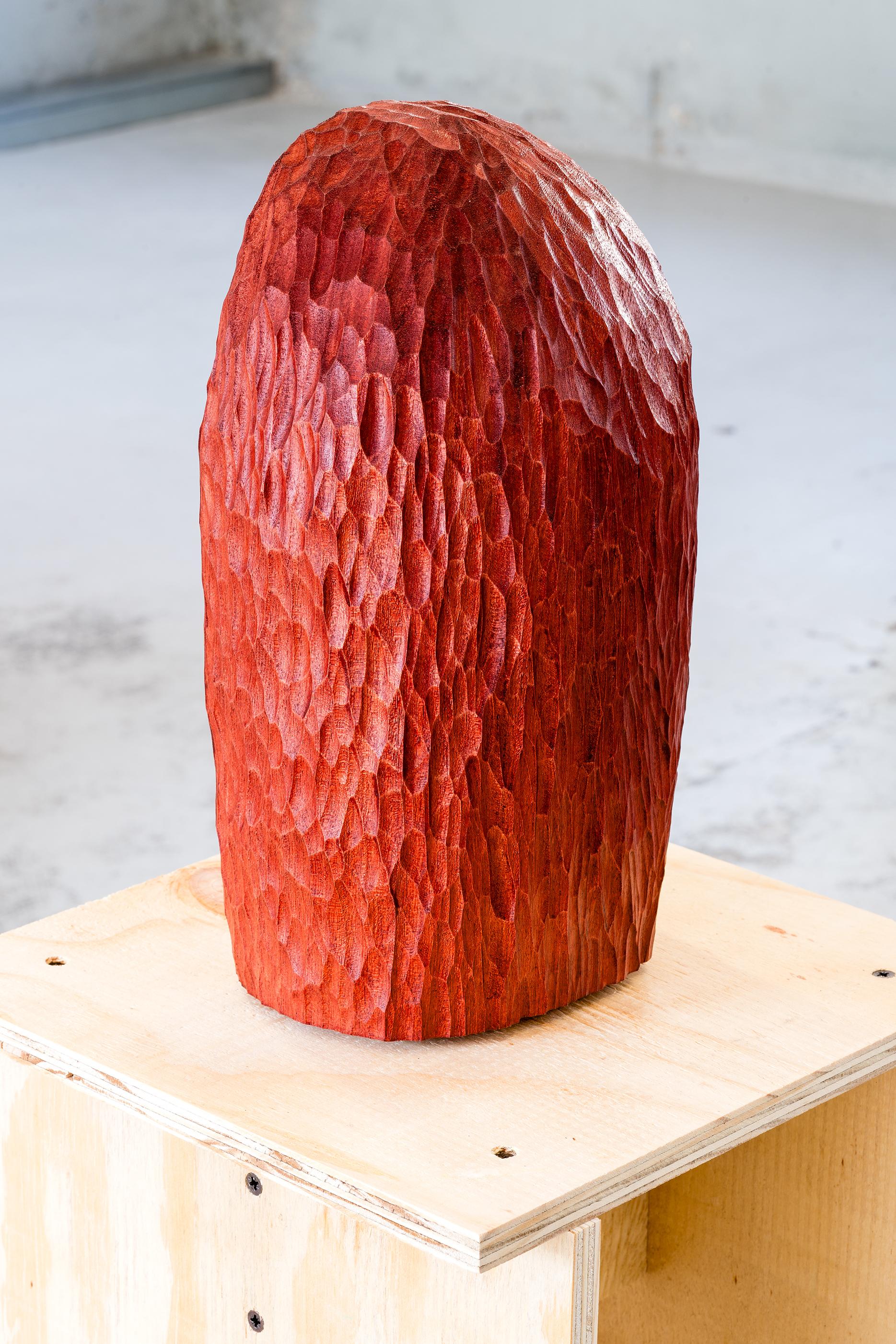 Lampada da tavolo Volume 01 in legno massiccio Abachi tinto mogano rosso di Wood Tellurico
Edizione limitata di 15 pezzi & 1 A.P. 
Firmato e numerato.
Dimensioni: D. 25 x L. 25 x H. 30 cm.
Materiali: Legno massiccio di Abachi.

Tutte le nostre