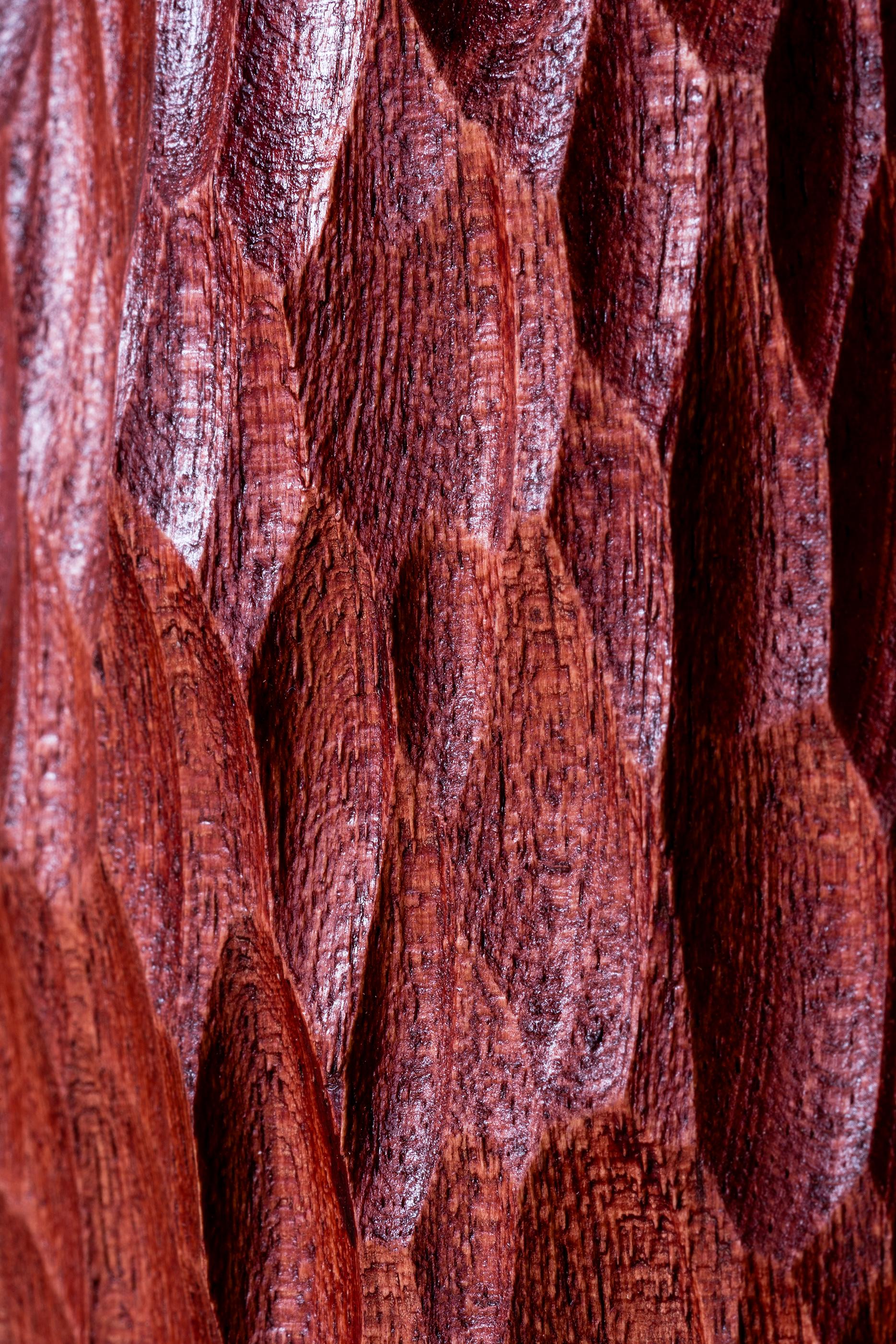 Postmoderno Lampada da tavolo Volume 01 in legno massiccio Abachi tinto mogano rosso di Wood Tellurico in vendita