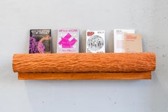 Étagère Volume 02 en bois massif d'Abachi teinté brun orange par Tellurico