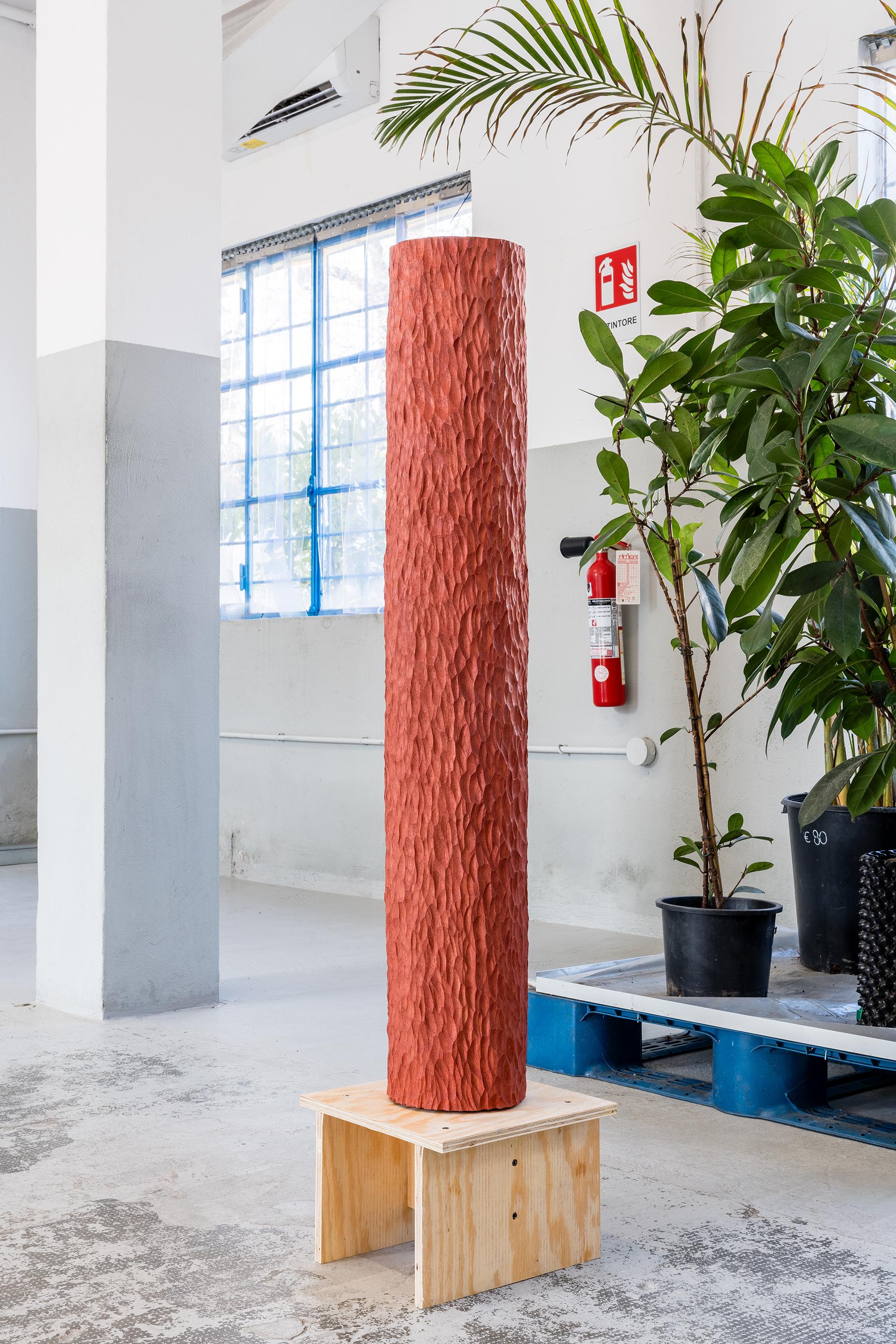 Lámpara de pie Volume 03 en madera maciza de abachi teñida de caoba roja by Tellurico
Edición limitada de 15 piezas + 1 A.P. 
Firmado y numerado.
Dimensiones: P 25 x An 25 x Al 120 cm.
Materiales: Madera maciza de Abachi.

Todas nuestras lámparas