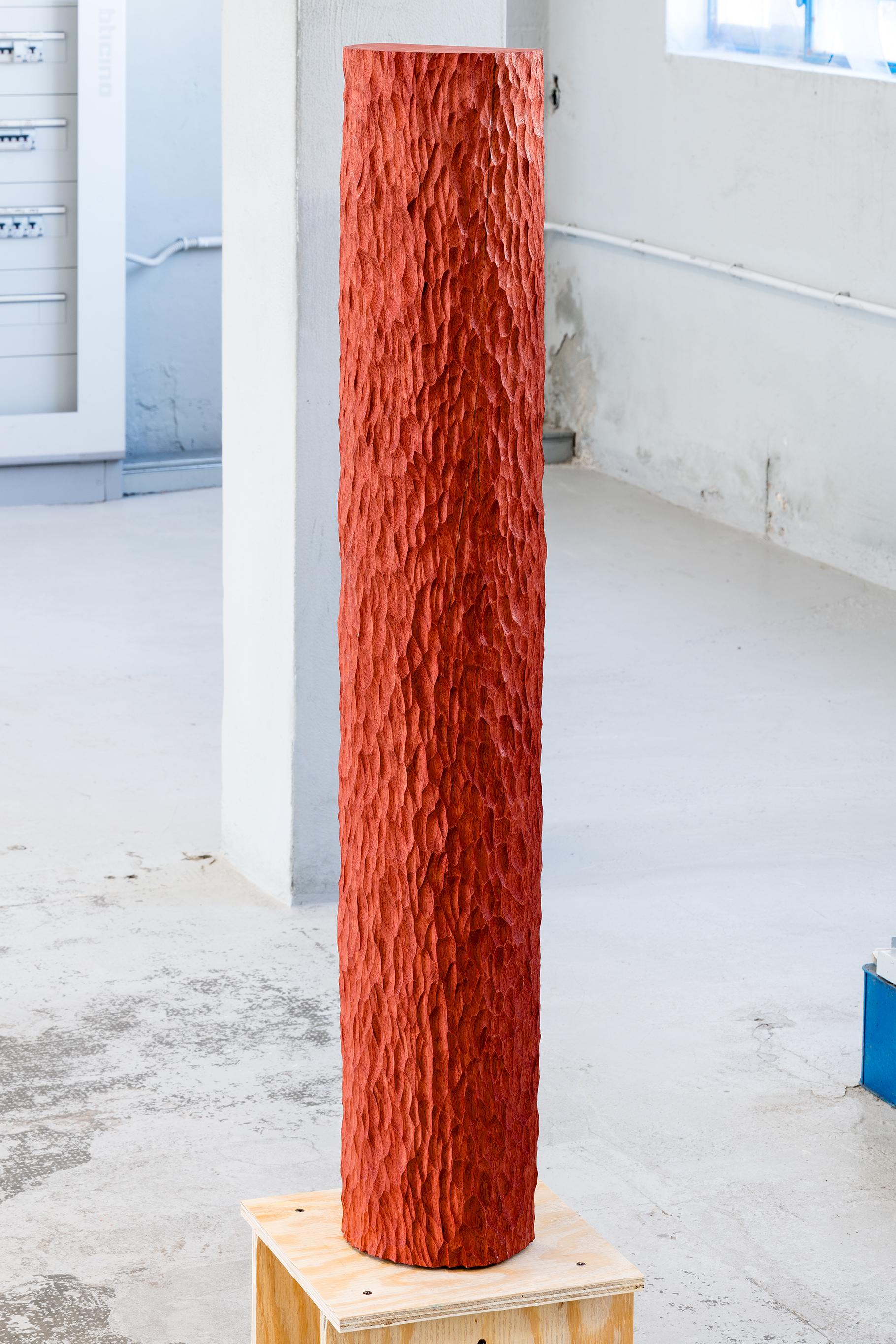 Lámpara de pie Volume 03 en madera maciza de abachi teñida de caoba roja by Tellurico Holandés en venta