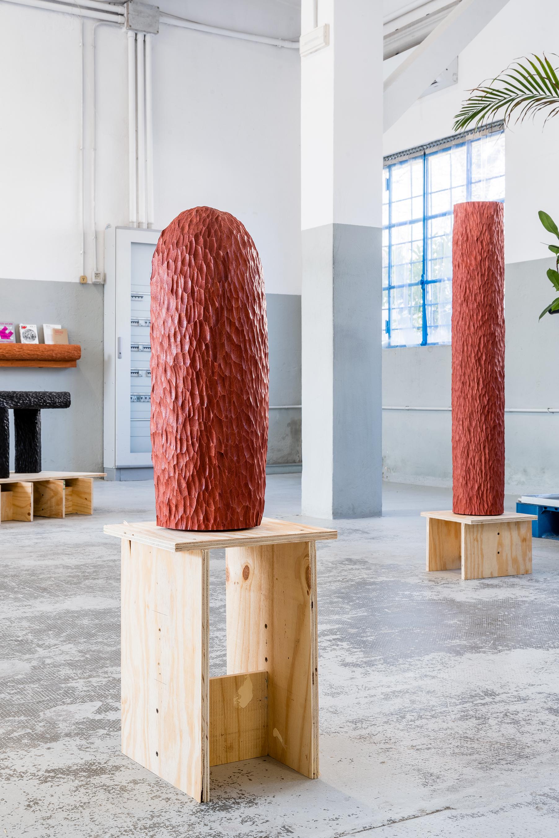 Lámpara de pie Volume 03 en madera maciza de abachi teñida de caoba roja by Tellurico Manchado en venta