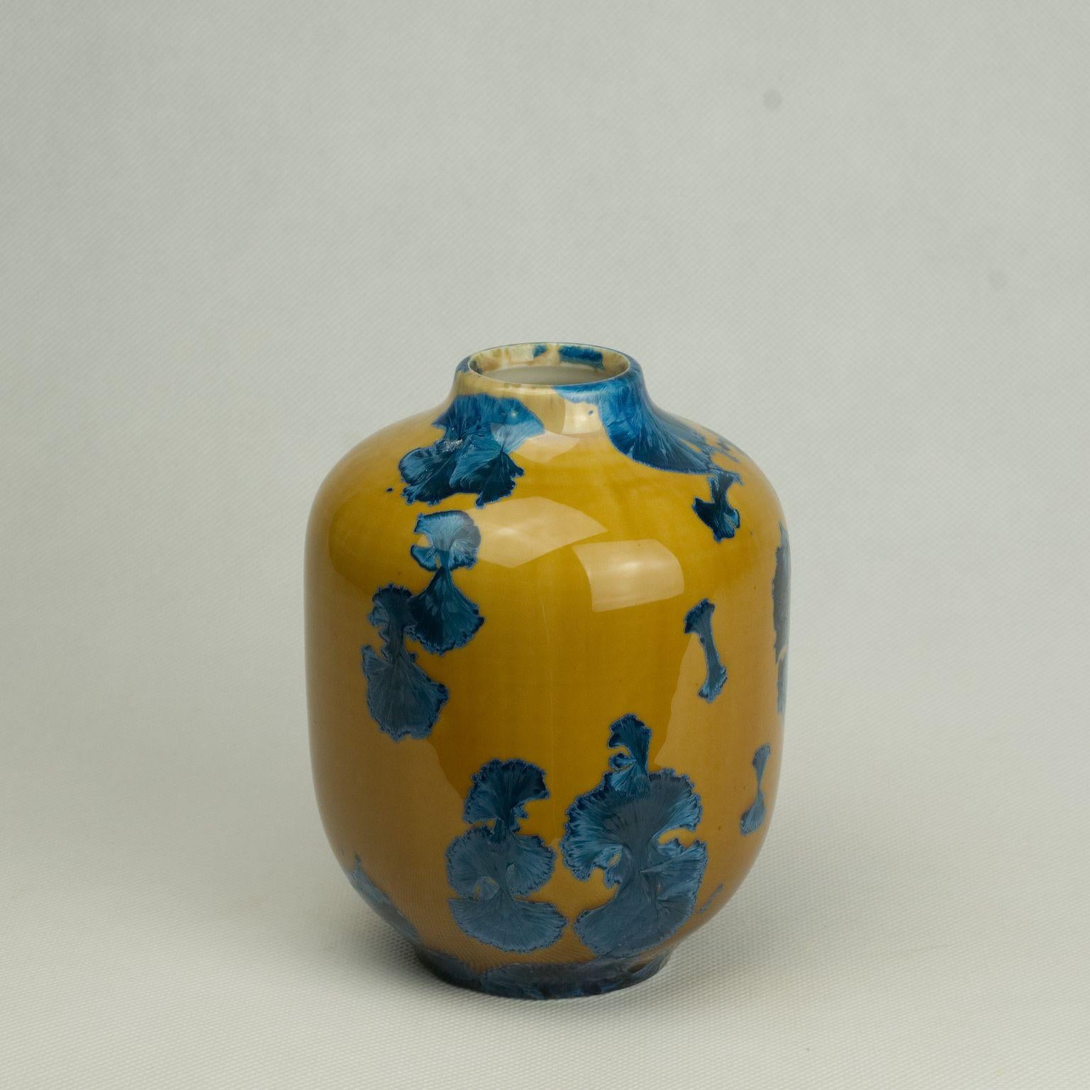 Volume 1 vase by Milan Pekar
Dimensions: D11 x H15 cm
Materials: Glaze, Porcelain

Hand-made in the Czech Republic. 

Also Available: different colors and patterns

Established own studio August 2009 – Focus mainly on porcelain, developing