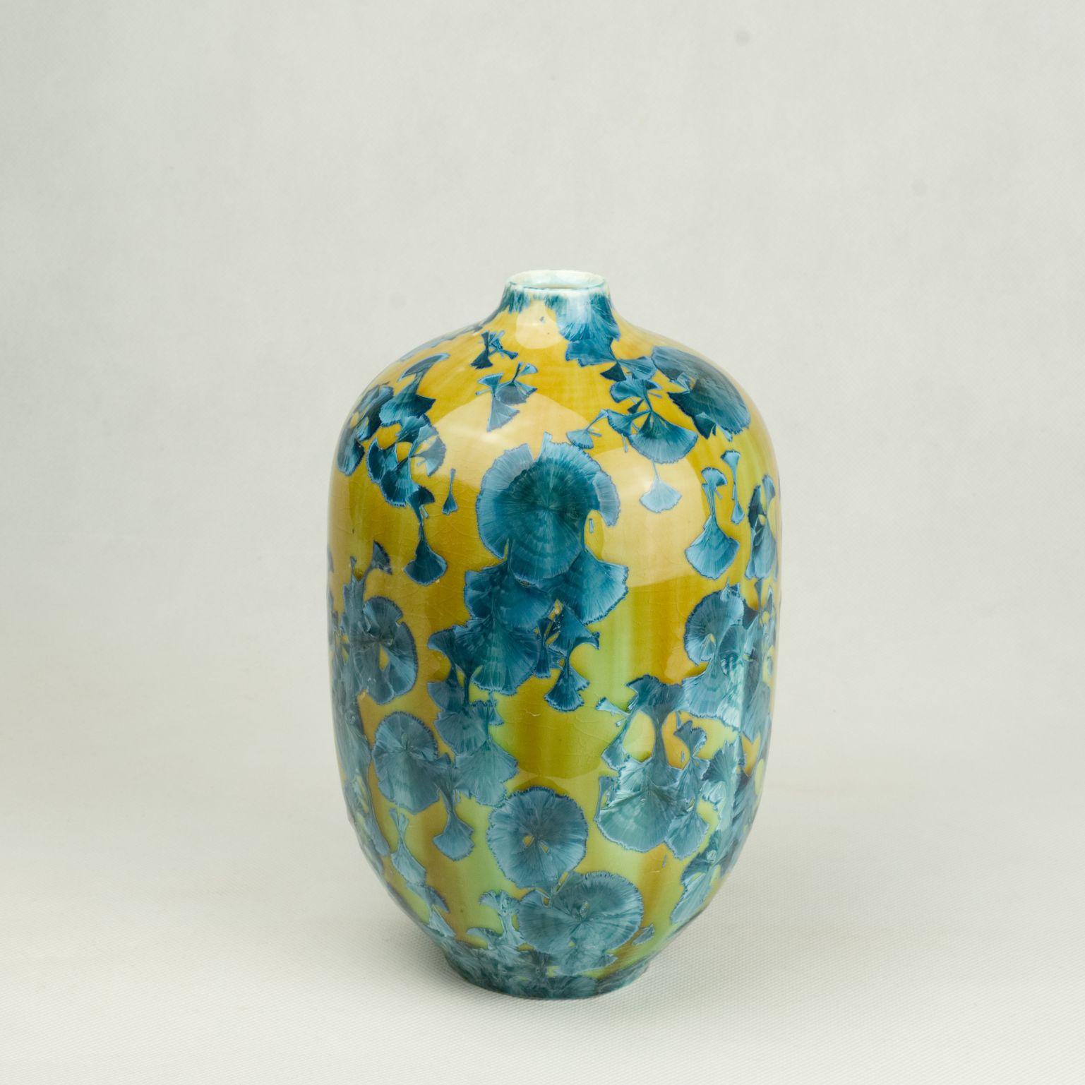 Vase Band 2 von Milan Pekar
Abmessungen: T15 x H24 cm
MATERIALIEN: Glasur, Porzellan

Handgefertigt in der Tschechischen Republik. 

Auch erhältlich: verschiedene Farben und Muster

Gründung eines eigenen Studios im August 2009 - Schwerpunkt: