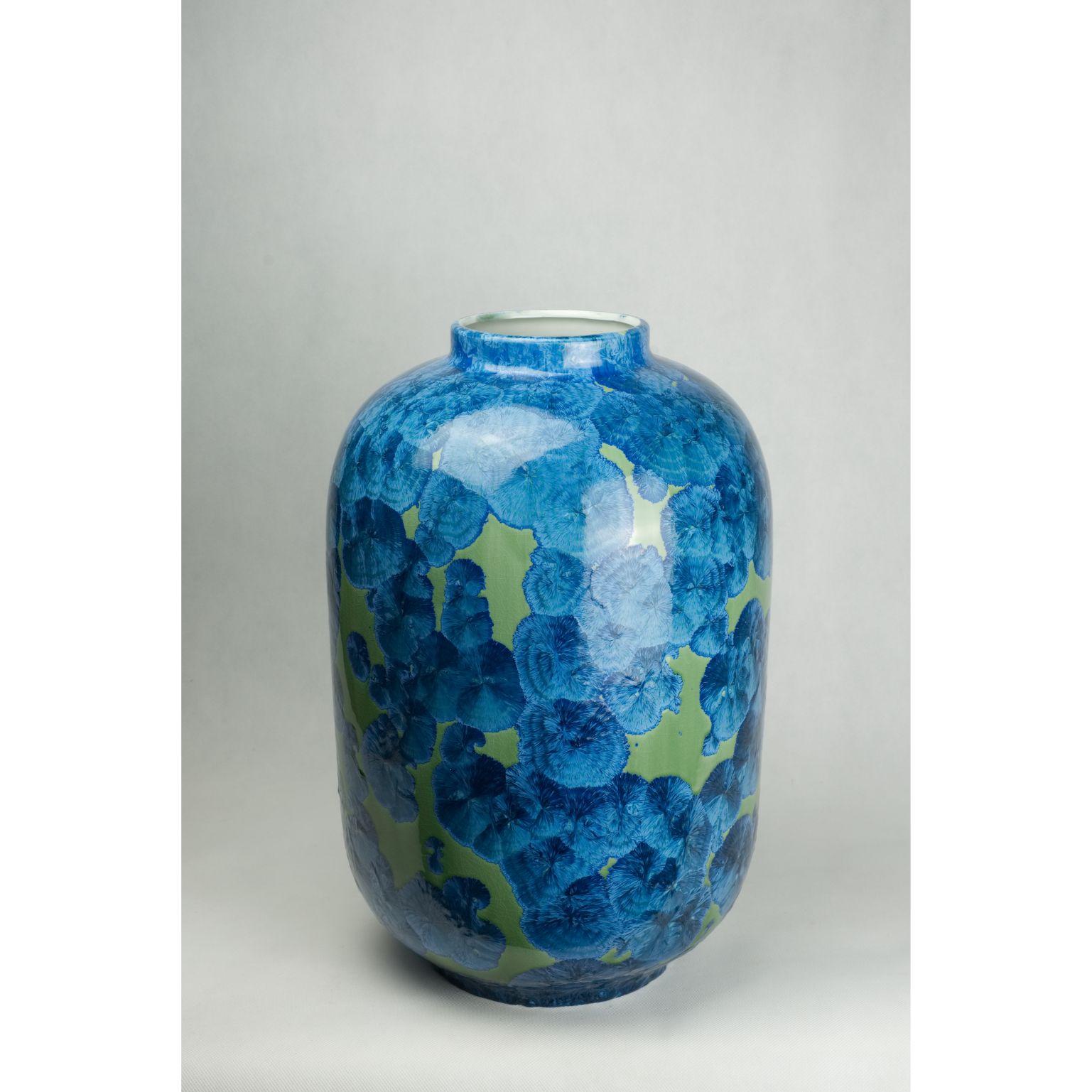 Vase Band 5 von Milan Pekar
Abmessungen: D 32 x H 48 cm
MATERIALIEN: Glasur, Porzellan

Handgefertigt in der Tschechischen Republik. 

Auch erhältlich: verschiedene Farben und Muster

Gründung eines eigenen Studios im August 2009 - Schwerpunkt:
