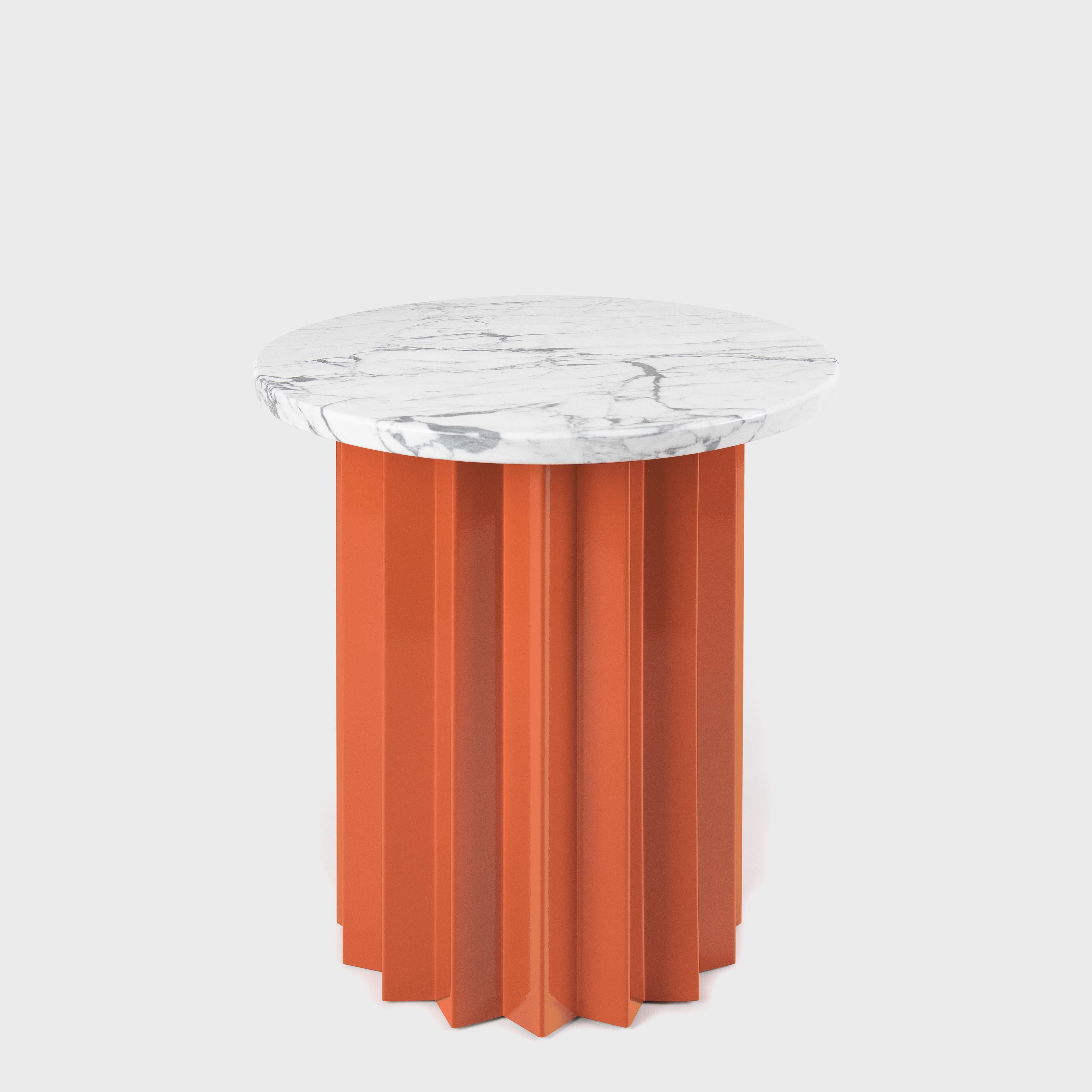 Tavolino alto Volume, base in metallo verniciato a polvere e piano in marmo di AVLU
Dimensioni:  D. A. 45 x H. 52 cm
Materiali: Base in metallo galvanizzato o verniciato a polvere con piano impiallacciato in Oak, terrazzo e marmo.

Riferimento: