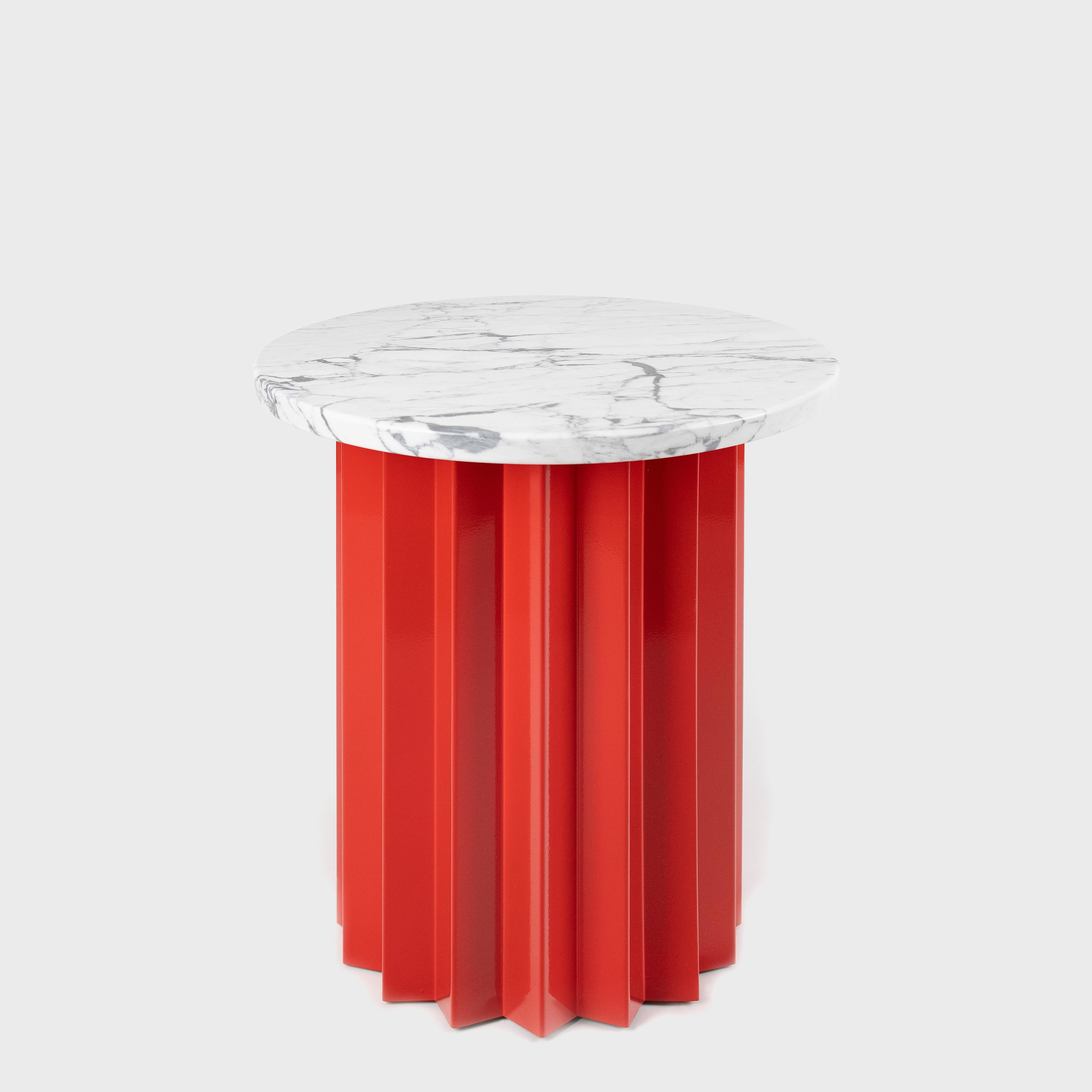 Tavolino alto Volume, base in metallo verniciato a polvere e piano in marmo di AVLU
Dimensioni:  D. A. 45 x H. 52 cm
Materiali: Base in metallo galvanizzato o verniciato a polvere con piano impiallacciato in Oak, terrazzo e marmo.

Riferimento:
