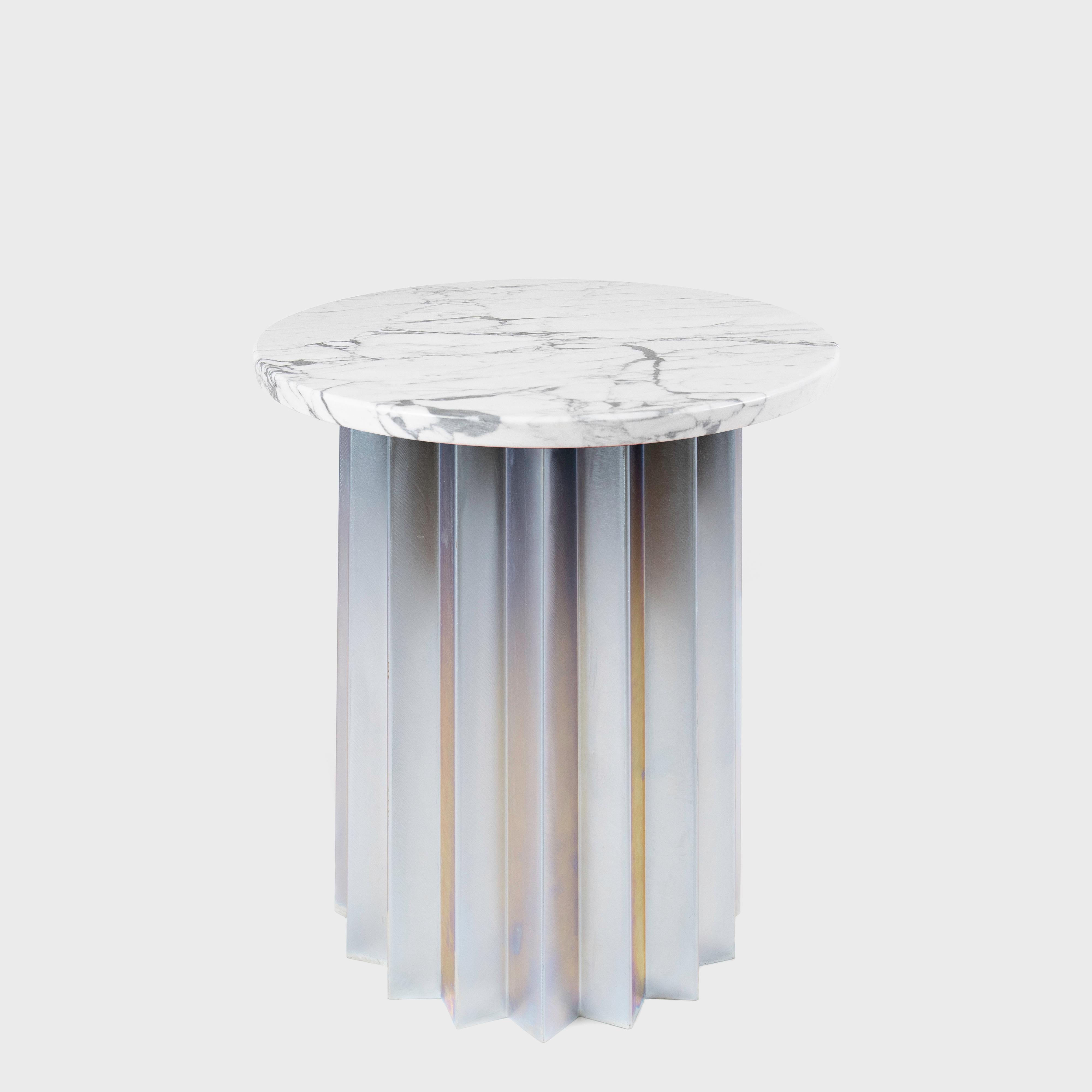 Tavolino alto Volume, base in metallo verniciato a polvere e piano in marmo di AVLU
Dimensioni:  D. A. 45 x H. 52 cm
Materiali: Base in metallo galvanizzato o verniciato a polvere con piano impiallacciato in Oak, terrazzo e marmo.

Riferimento: