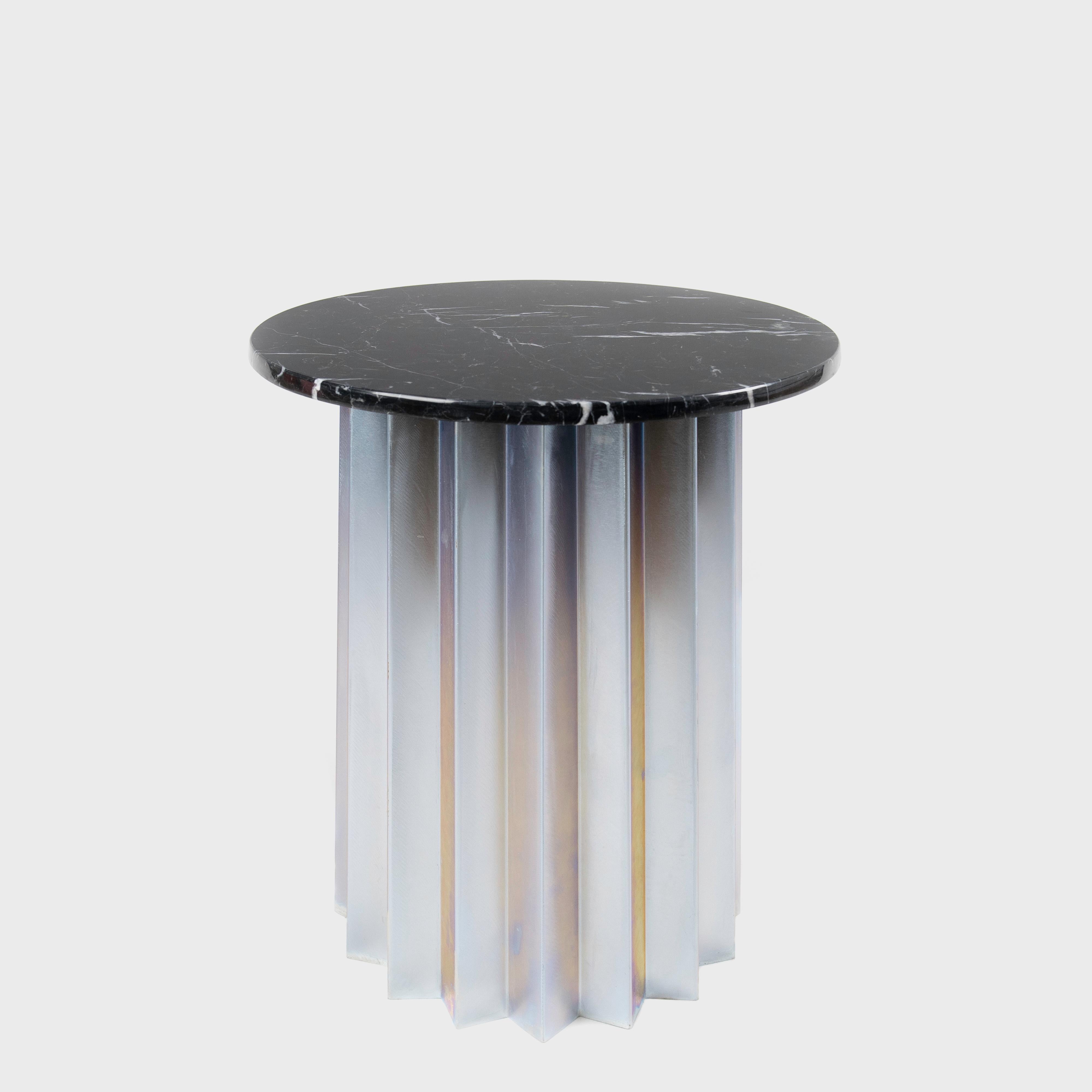 Turco Tavolino alto Volume, base in metallo verniciato a polvere e piano in marmo di AVLU in vendita