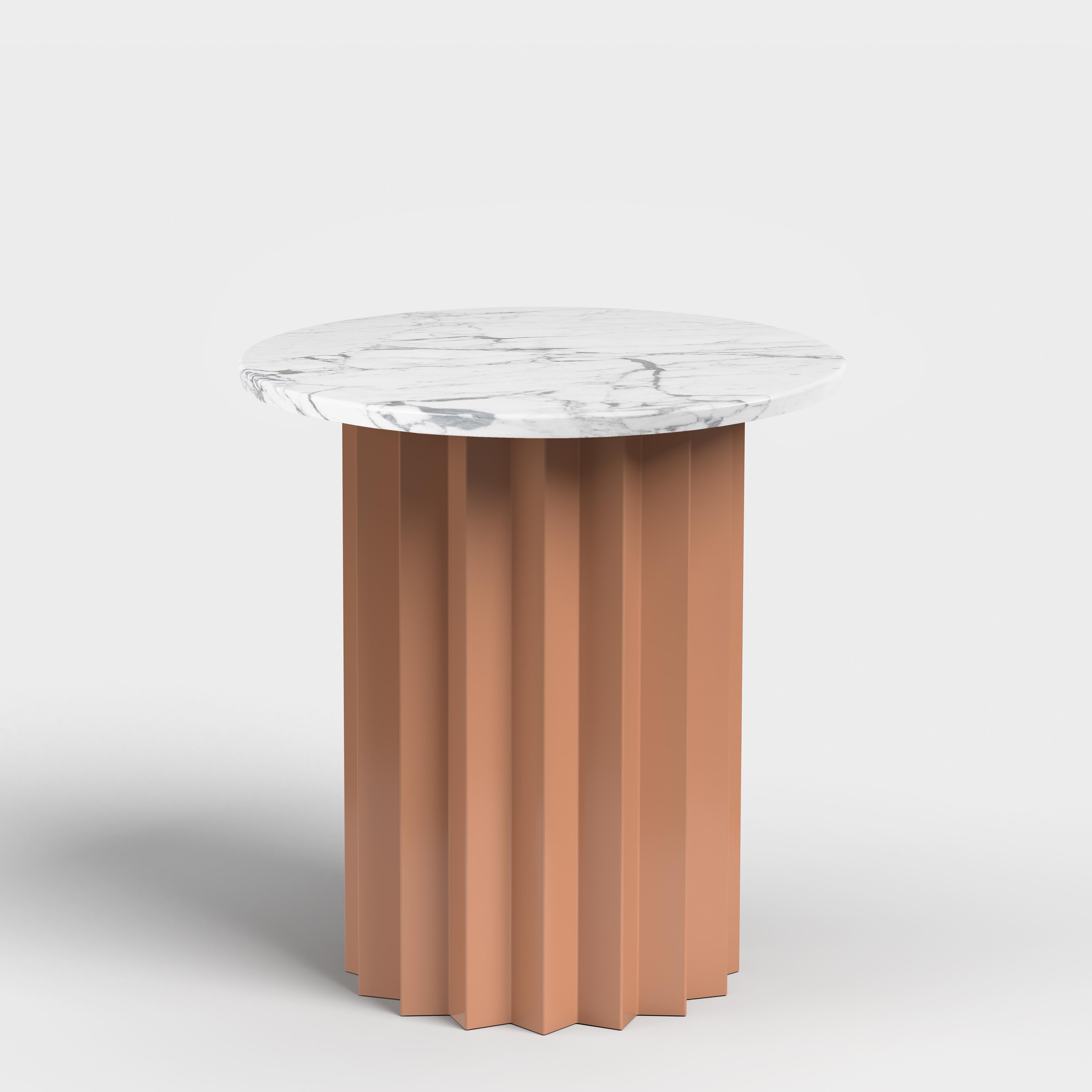 Tavolino alto Volume, base in metallo verniciato a polvere e piano in marmo di AVLU In condizioni Nuovo in vendita a Geneve, CH