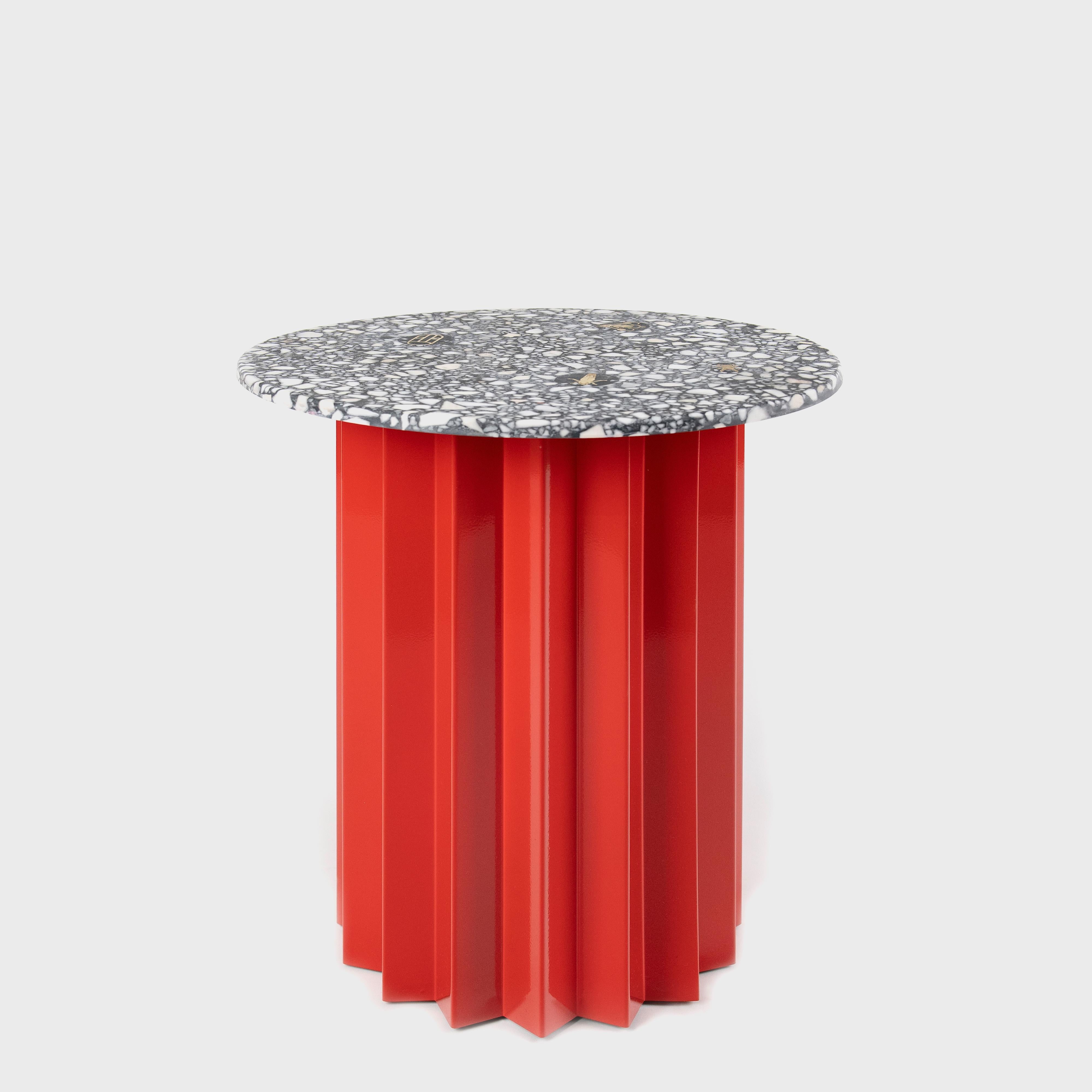 Metallo Tavolino alto Volume, base in metallo verniciato a polvere e piano in marmo di AVLU in vendita