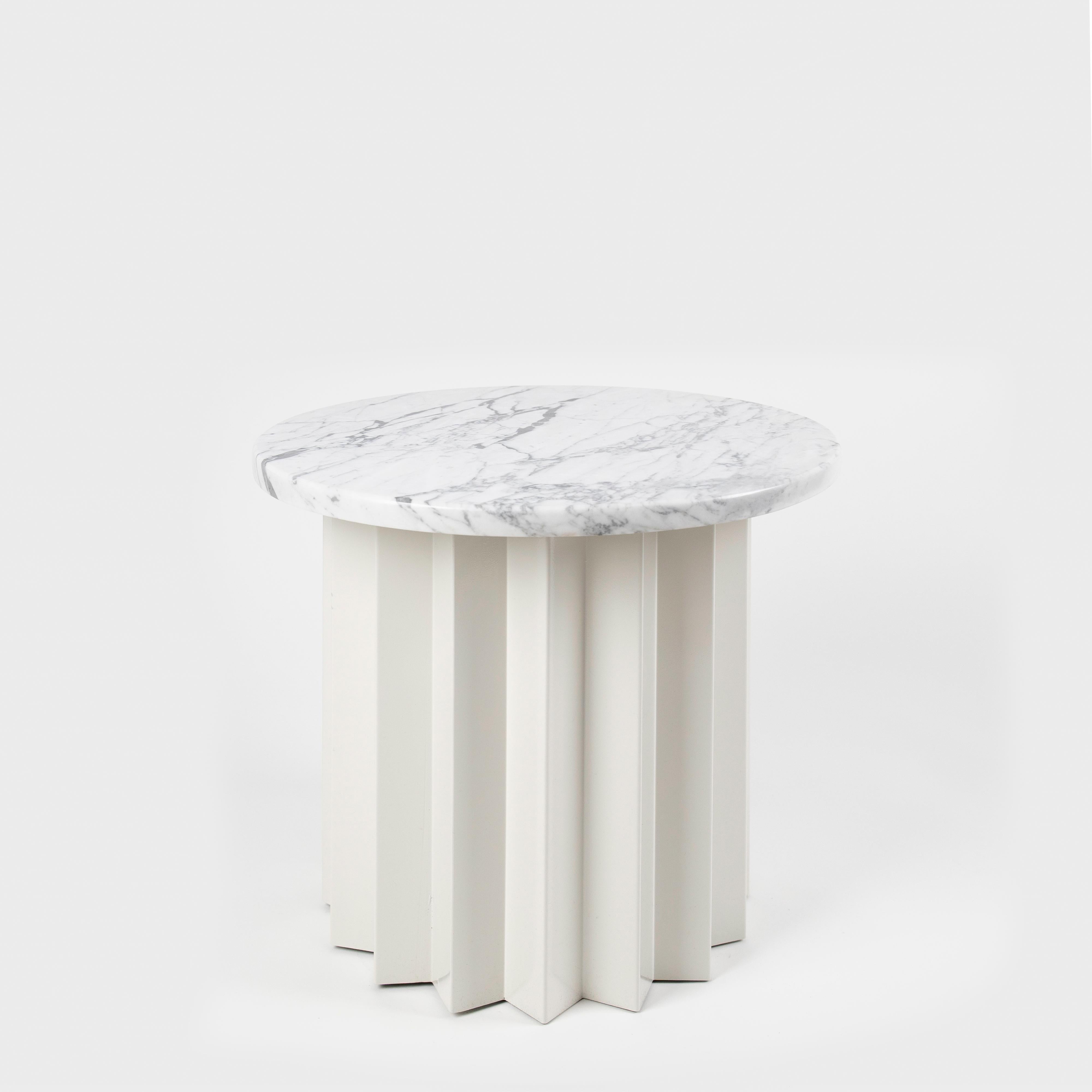 Tavolino basso Volume, base in metallo verniciato a polvere e piano in marmo di AVLU
Dimensioni:  D. 50 x H. 42 cm
Materiali: Base in metallo galvanizzato o verniciato a polvere con piano impiallacciato in Oak, terrazzo e marmo.

Riferimento: