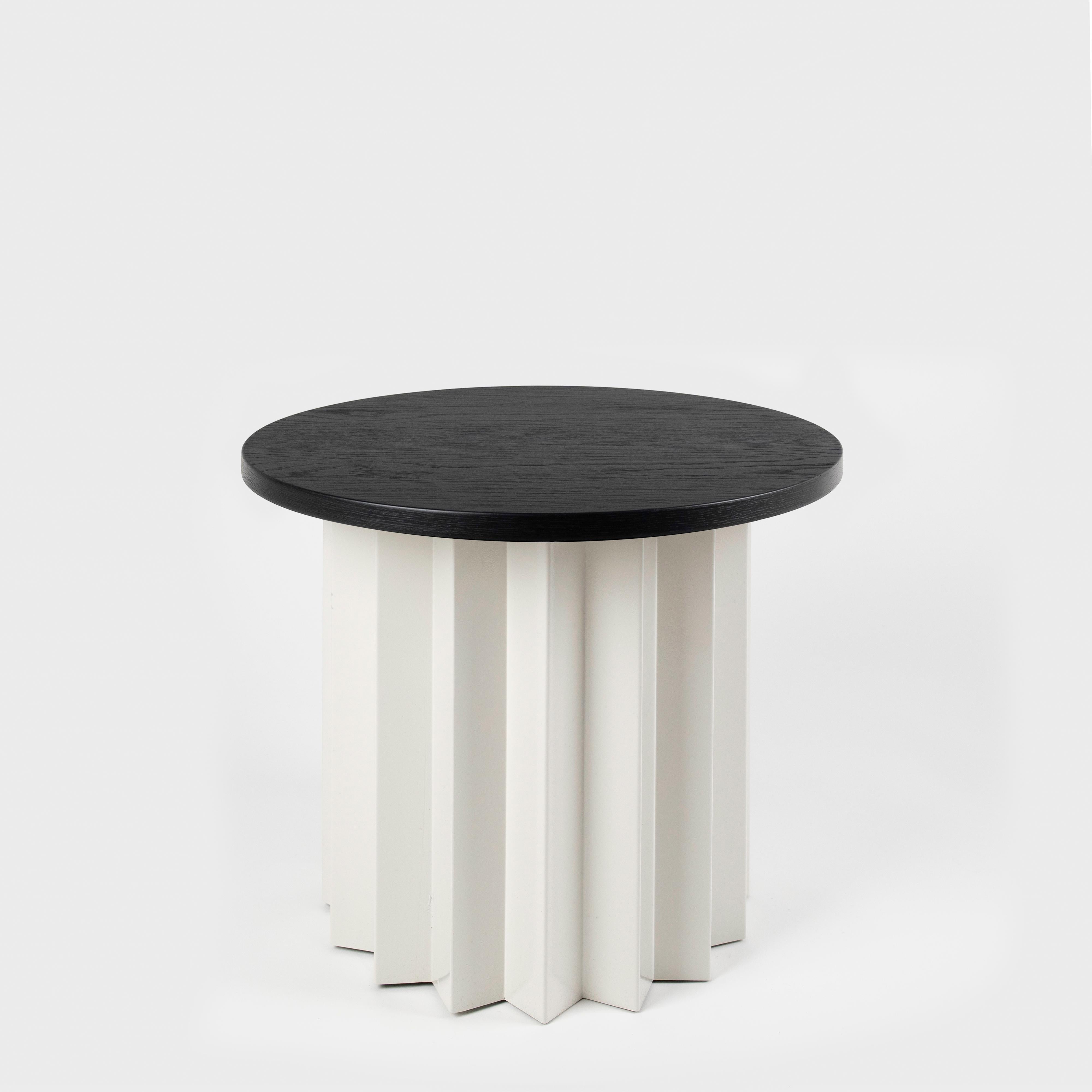 Metallo Tavolino basso Volume, base in metallo verniciato a polvere e piano in marmo di AVLU in vendita