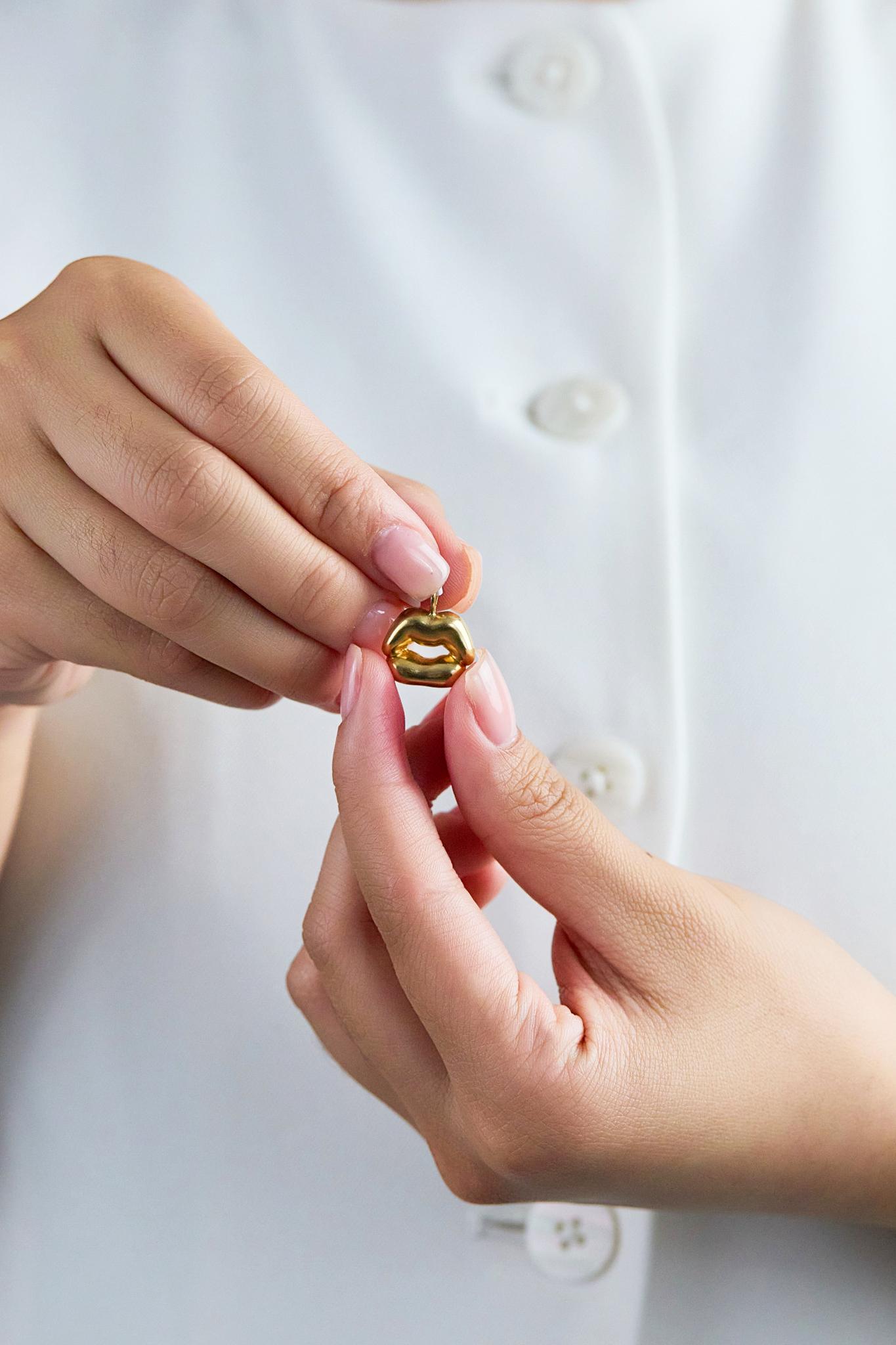 Pendentif Lèvres Voluptueuses en or jaune massif 18K Unisexe en vente