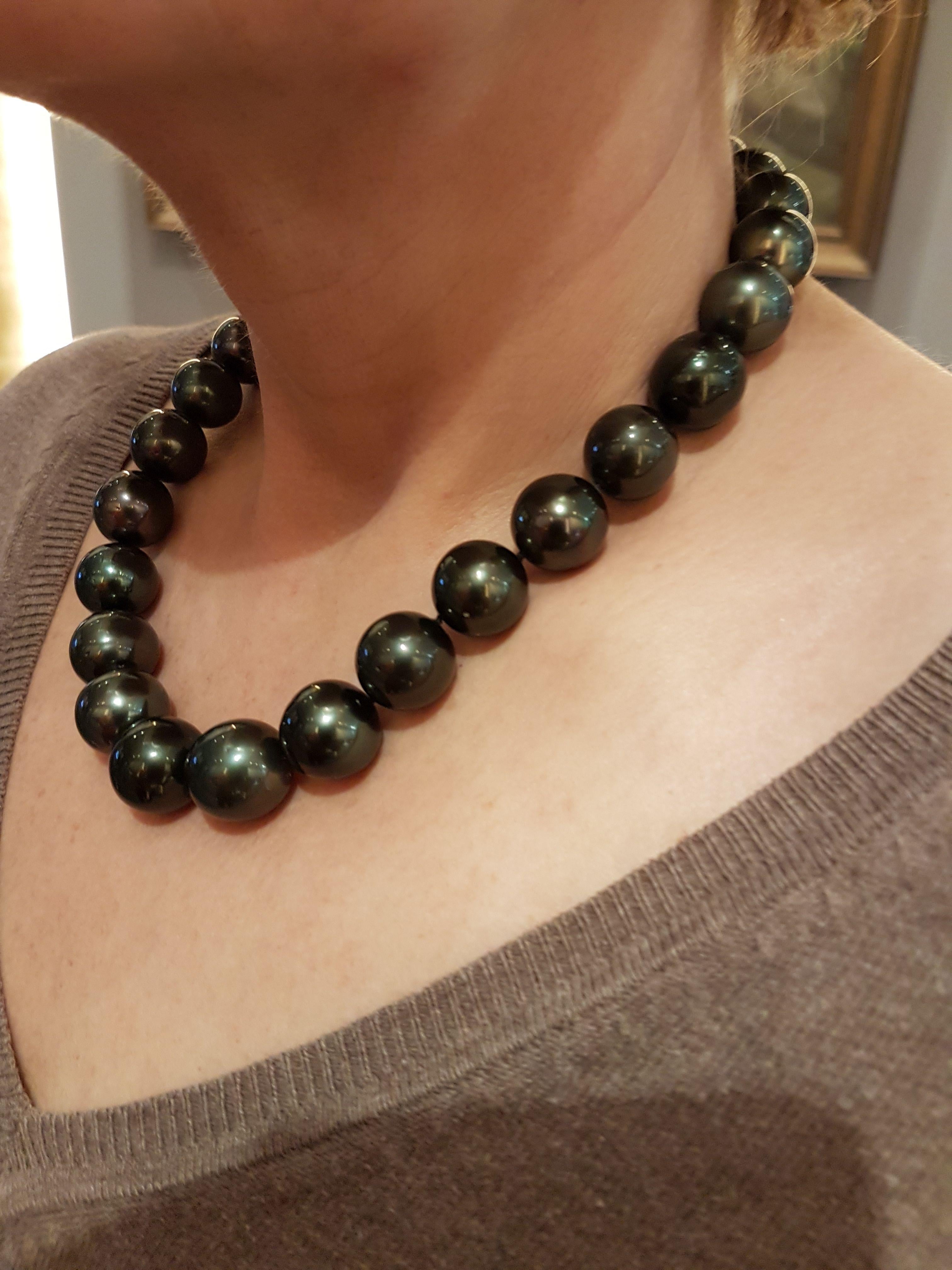 Halskette mit üppigen natürlichen Tahiti-Perlen (Moderne) im Angebot