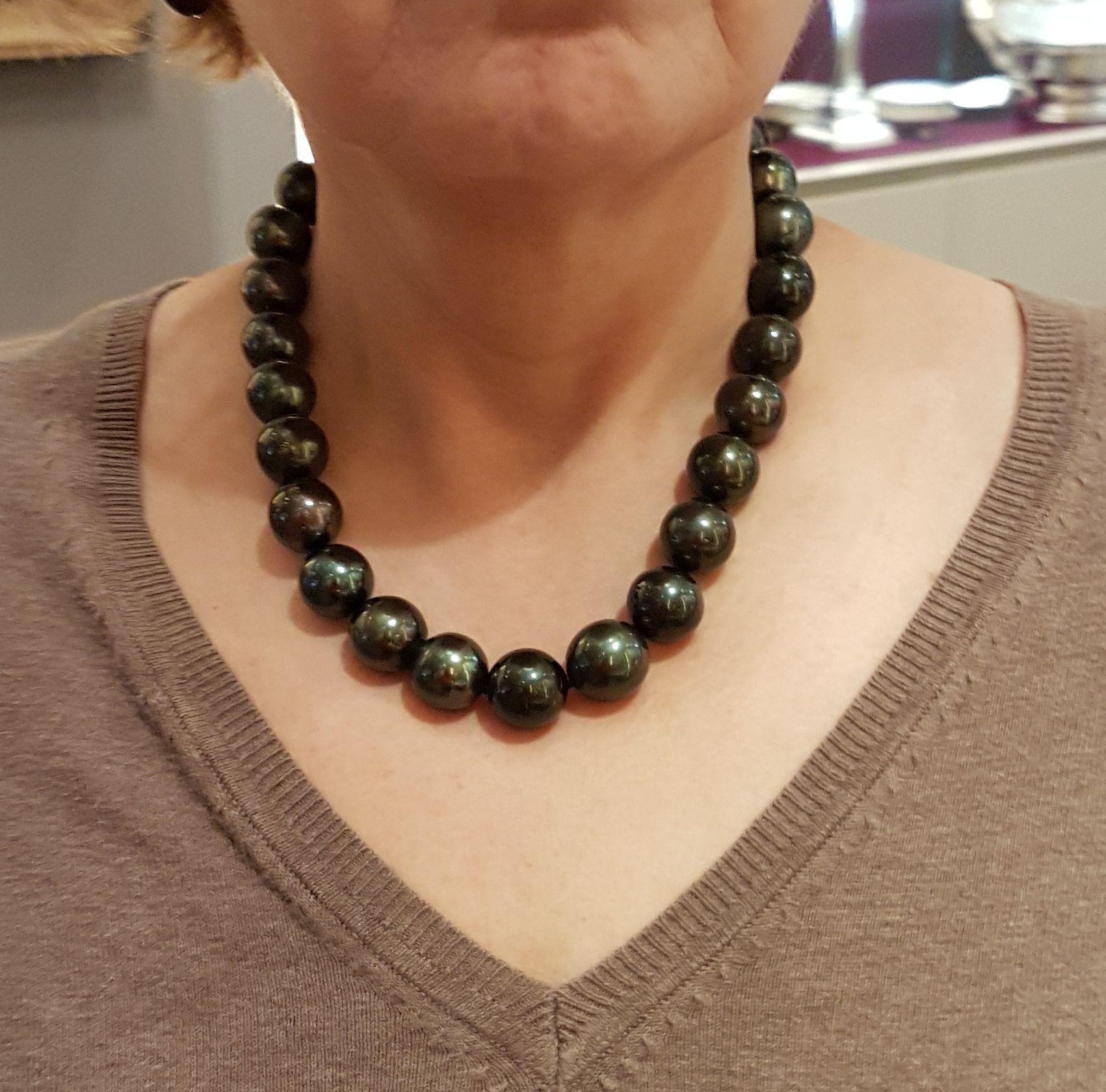 Halskette mit üppigen natürlichen Tahiti-Perlen Damen im Angebot