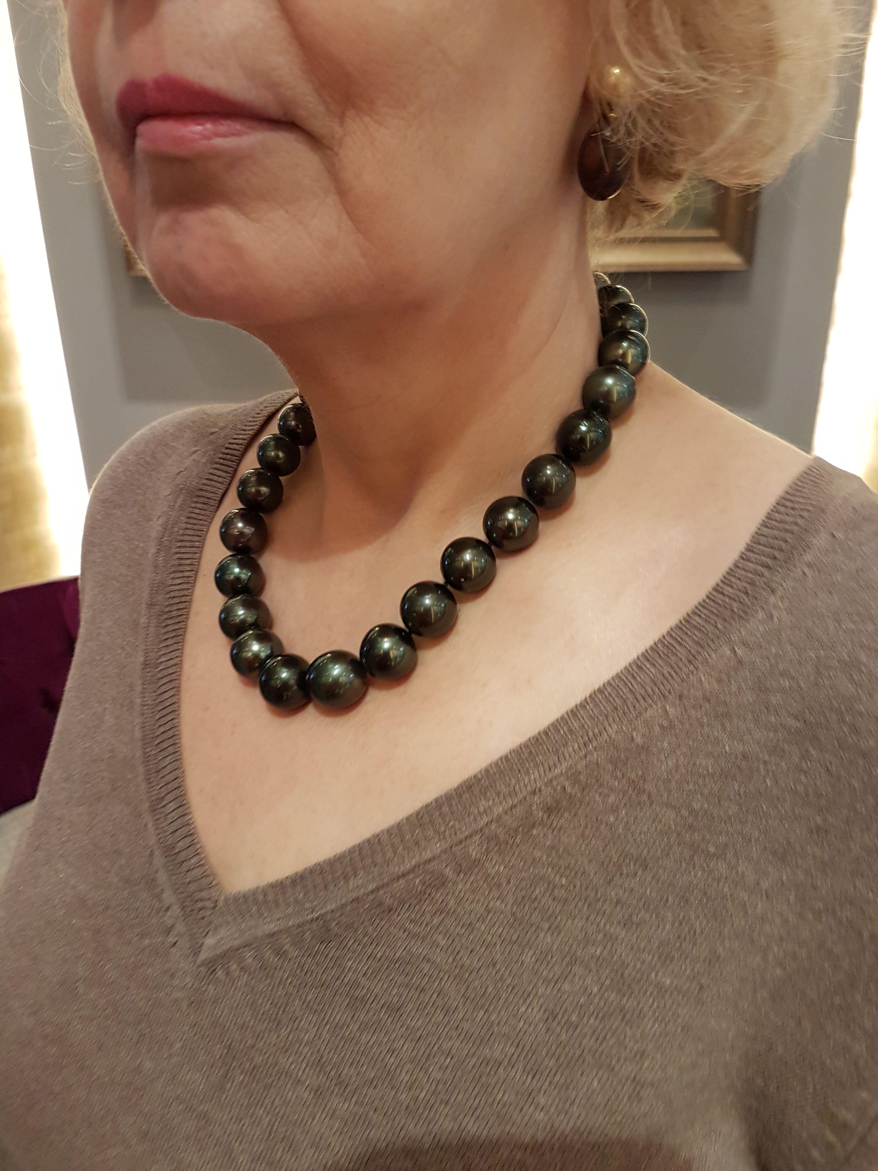 Halskette mit üppigen natürlichen Tahiti-Perlen im Angebot 2
