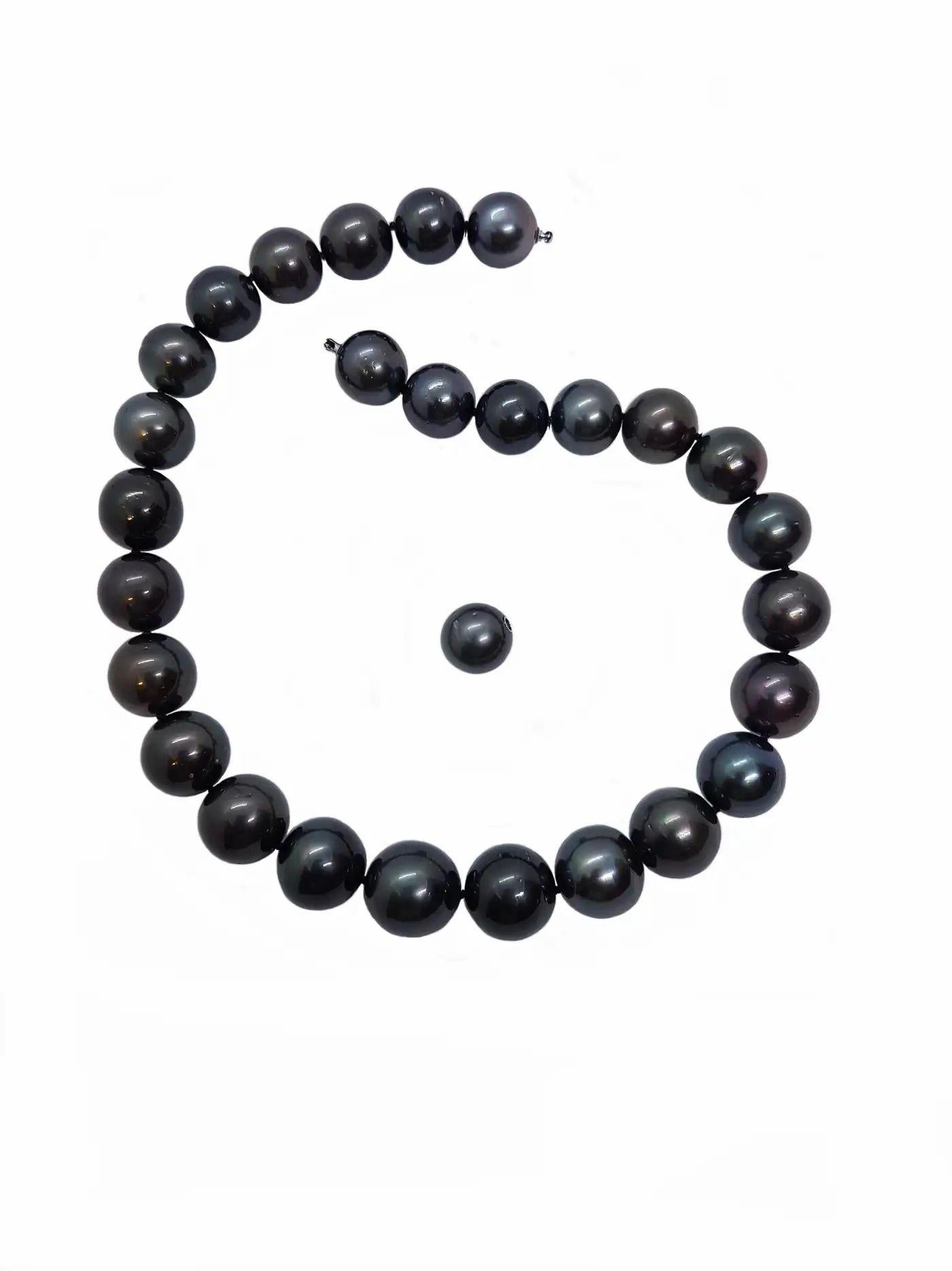 Bead Voluptuous Natural Tahiti Pearl Necklace For Sale
