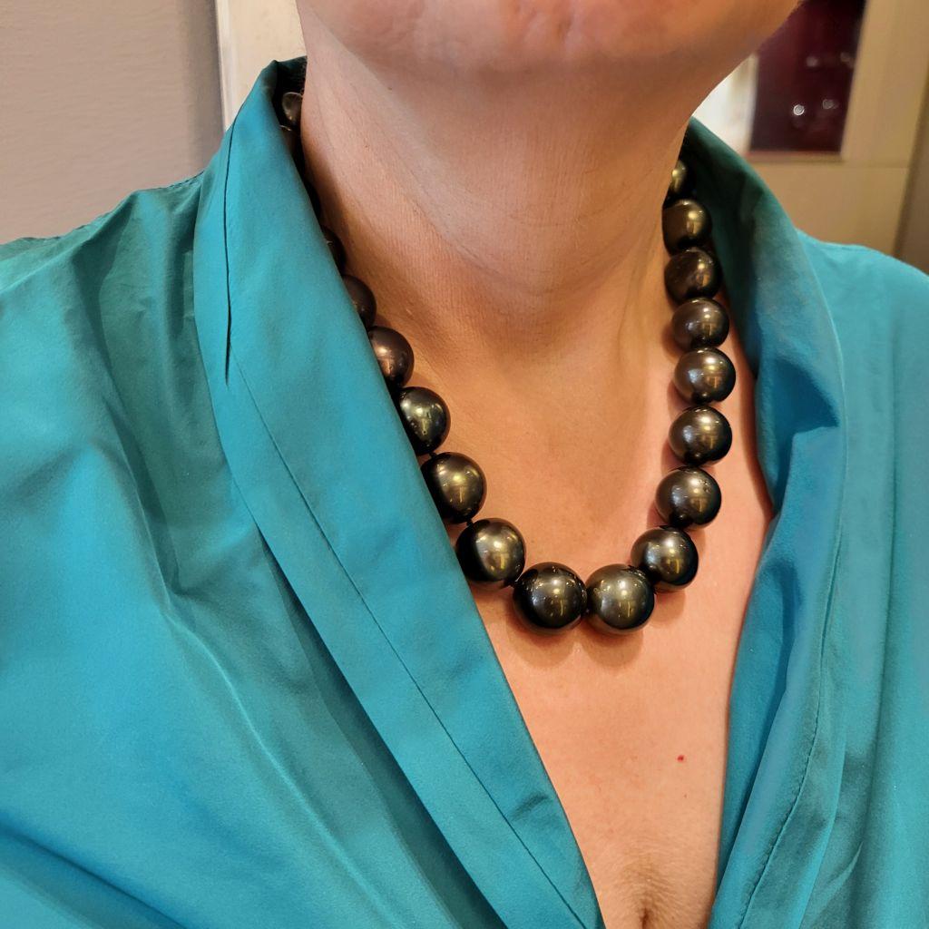 Voluptuous Natural Tahiti Pearl Necklace In New Condition For Sale In Berlin, DE
