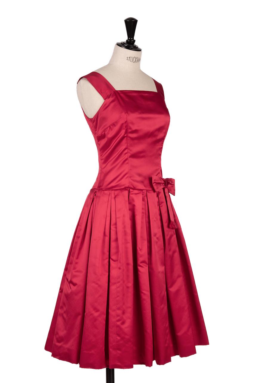 Women's Von Fürstenberg Munich 1950s Bow Embellished Red Silk Couture Cocktail Dress For Sale
