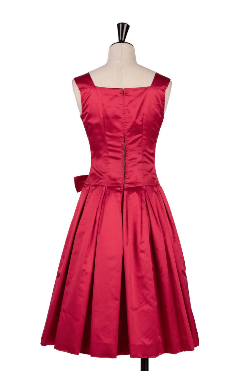 Von Fürstenberg Munich 1950s Bow Embellished Red Silk Couture Cocktail Dress For Sale 1