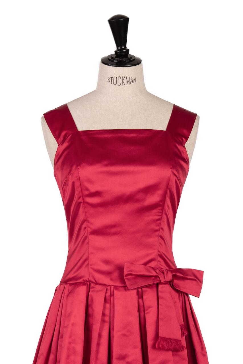 Von Fürstenberg Munich 1950s Bow Embellished Red Silk Couture Cocktail Dress For Sale 3