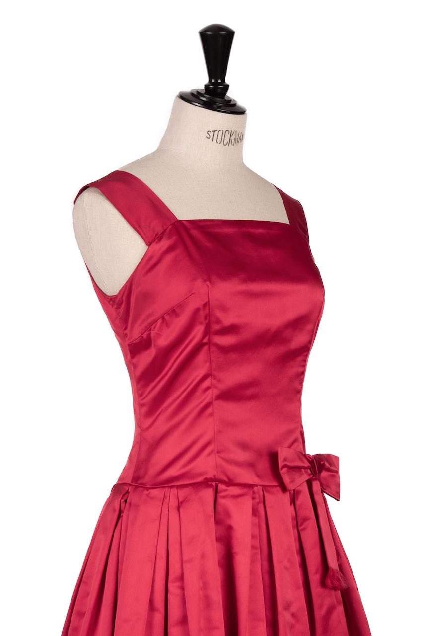 Von Fürstenberg Munich 1950s Bow Embellished Red Silk Couture Cocktail Dress For Sale 4