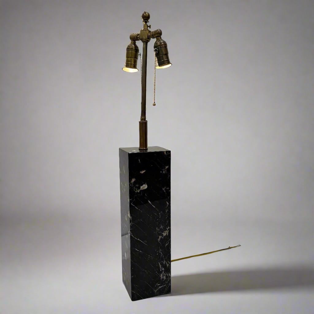 Américain Von Nessen, lampe de table à colonne moderniste en marbre, États-Unis, 1950 en vente