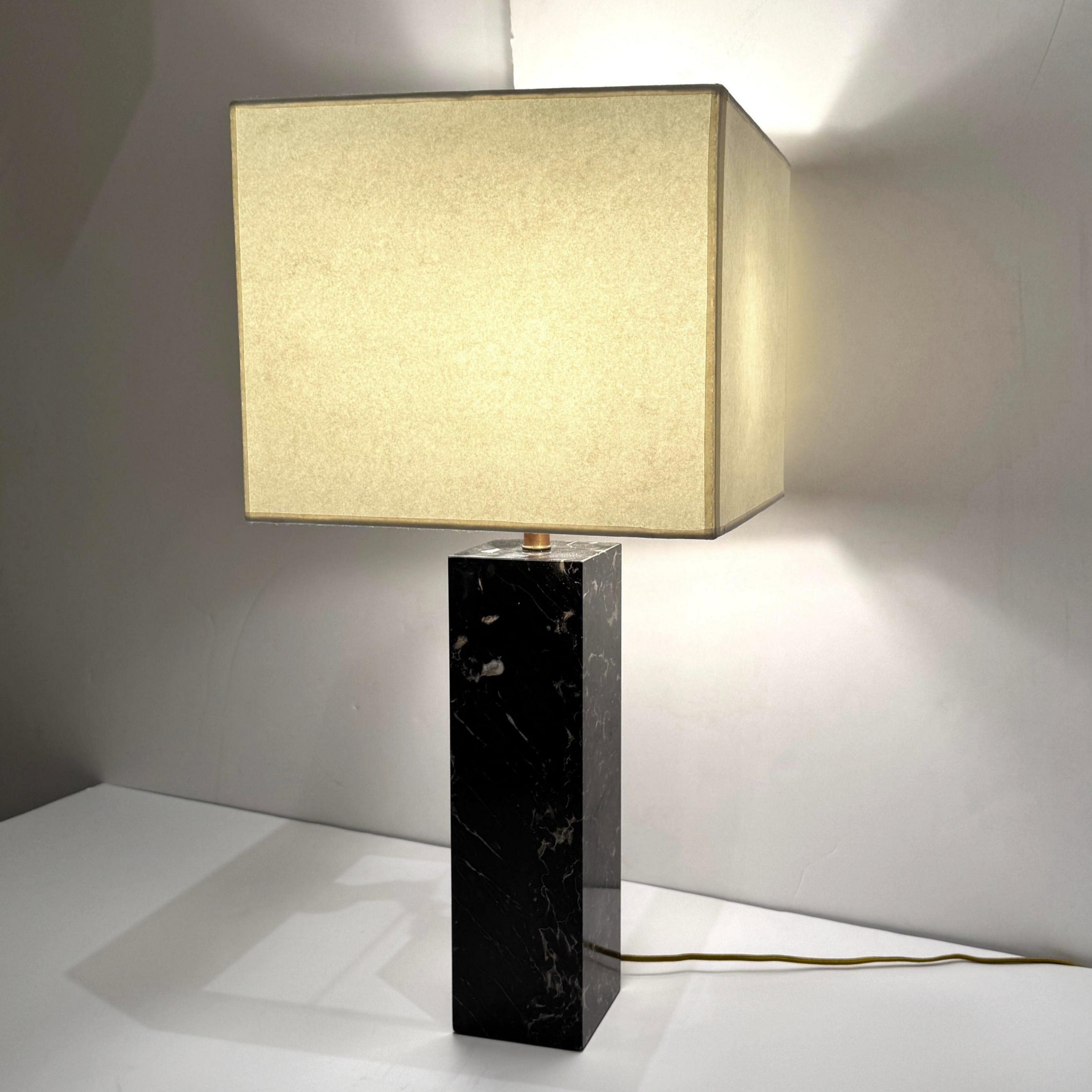 Milieu du XXe siècle Von Nessen, lampe de table à colonne moderniste en marbre, États-Unis, 1950 en vente