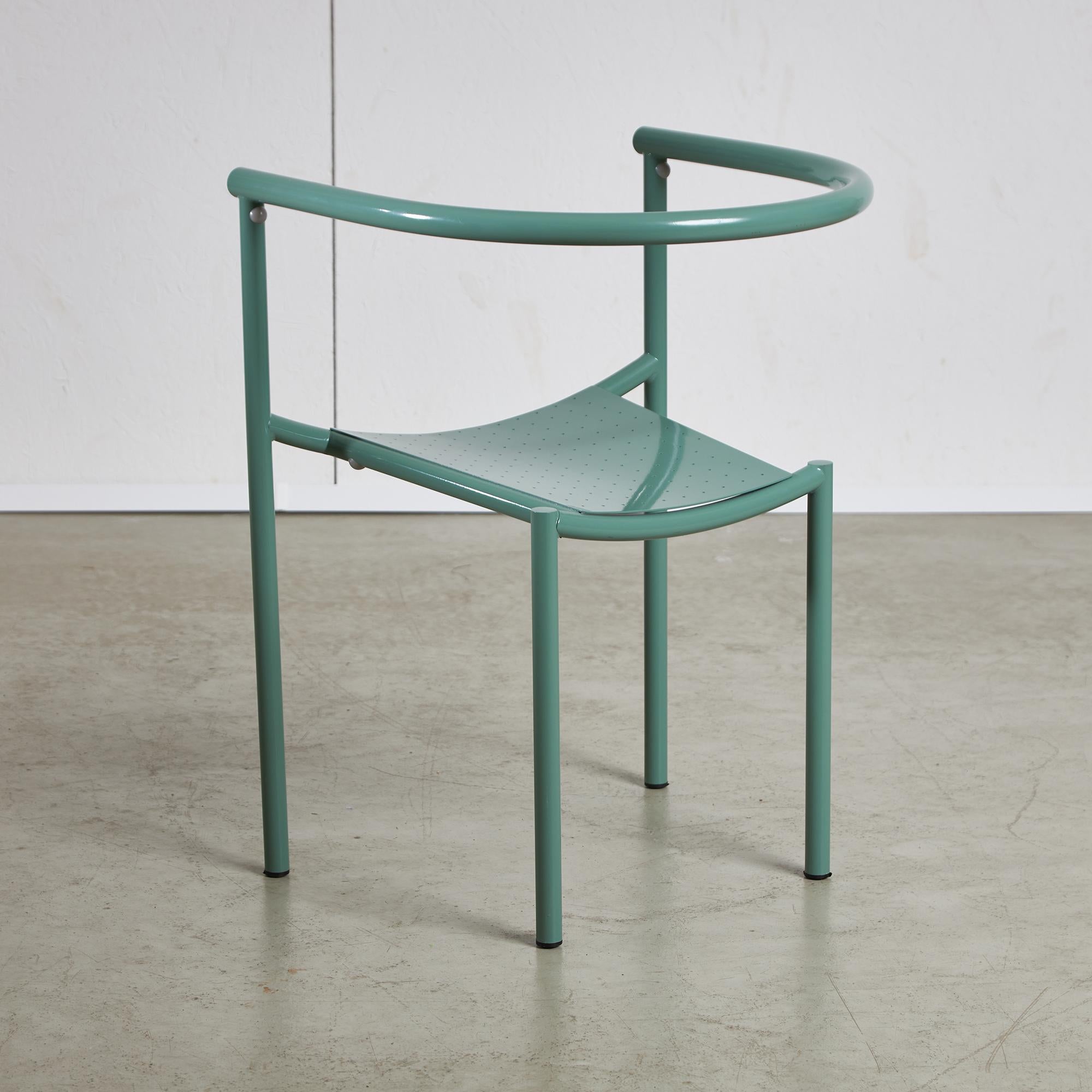 Ti presentiamo la sedia Von Vogelsang, un vero gioiello del design postmoderno progettato da Philippe Starck per Driade nel 1985. Questa sedia si distingue per la sua forma unica e per la sua sensazione di leggerezza e ariosità. La rinfrescante