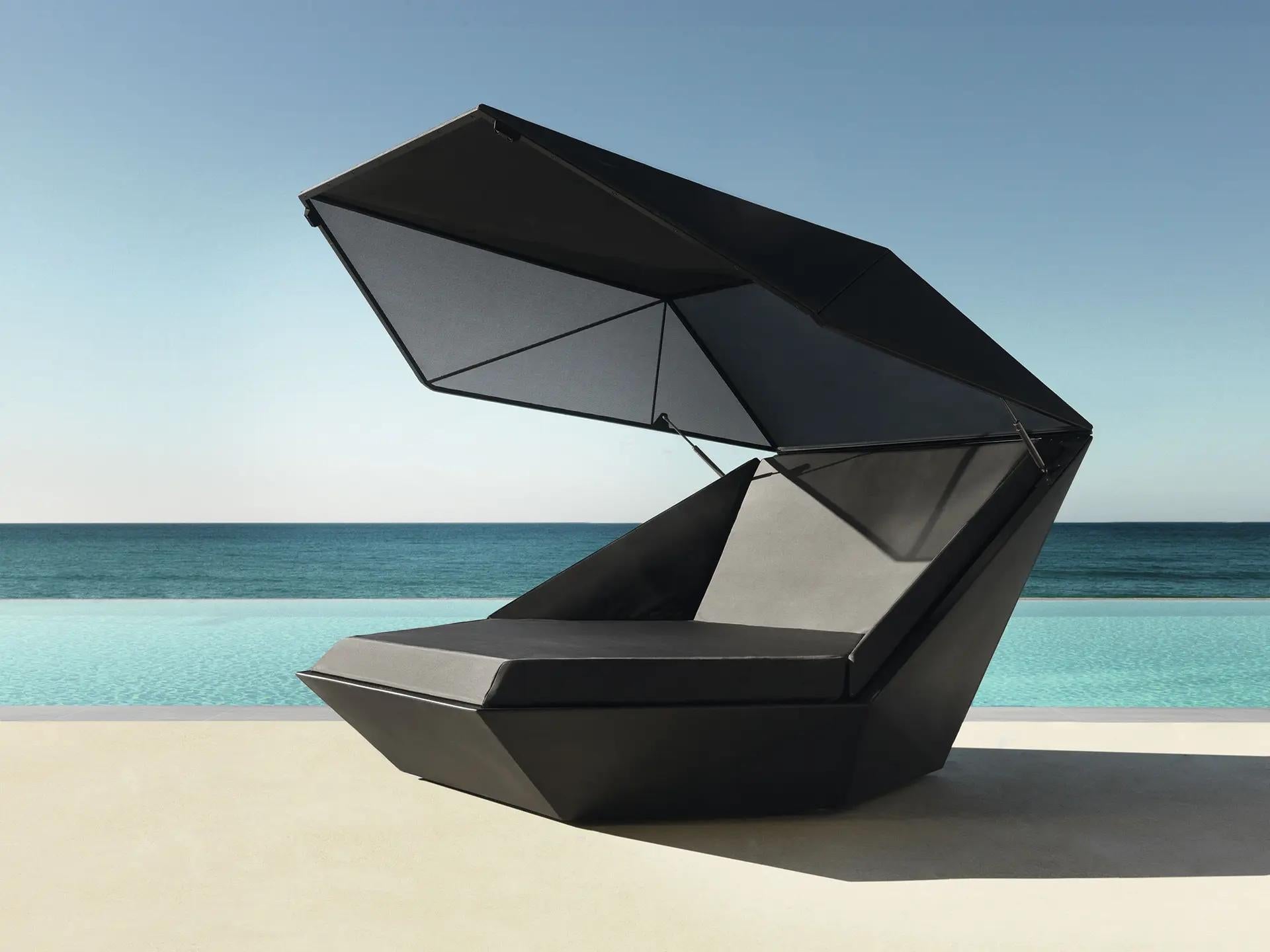 Produit : Lit de repos
Modèle/Marque : Vondom FAZ Daybed - Hinged Canopy / 360° Swivel
Concepteur : Ramón Esteve
Type de produit : Lit de jour extérieur et intérieur

Description :
Le lit de jour FAZ, conçu par Ramón Esteve pour Vondom, allie