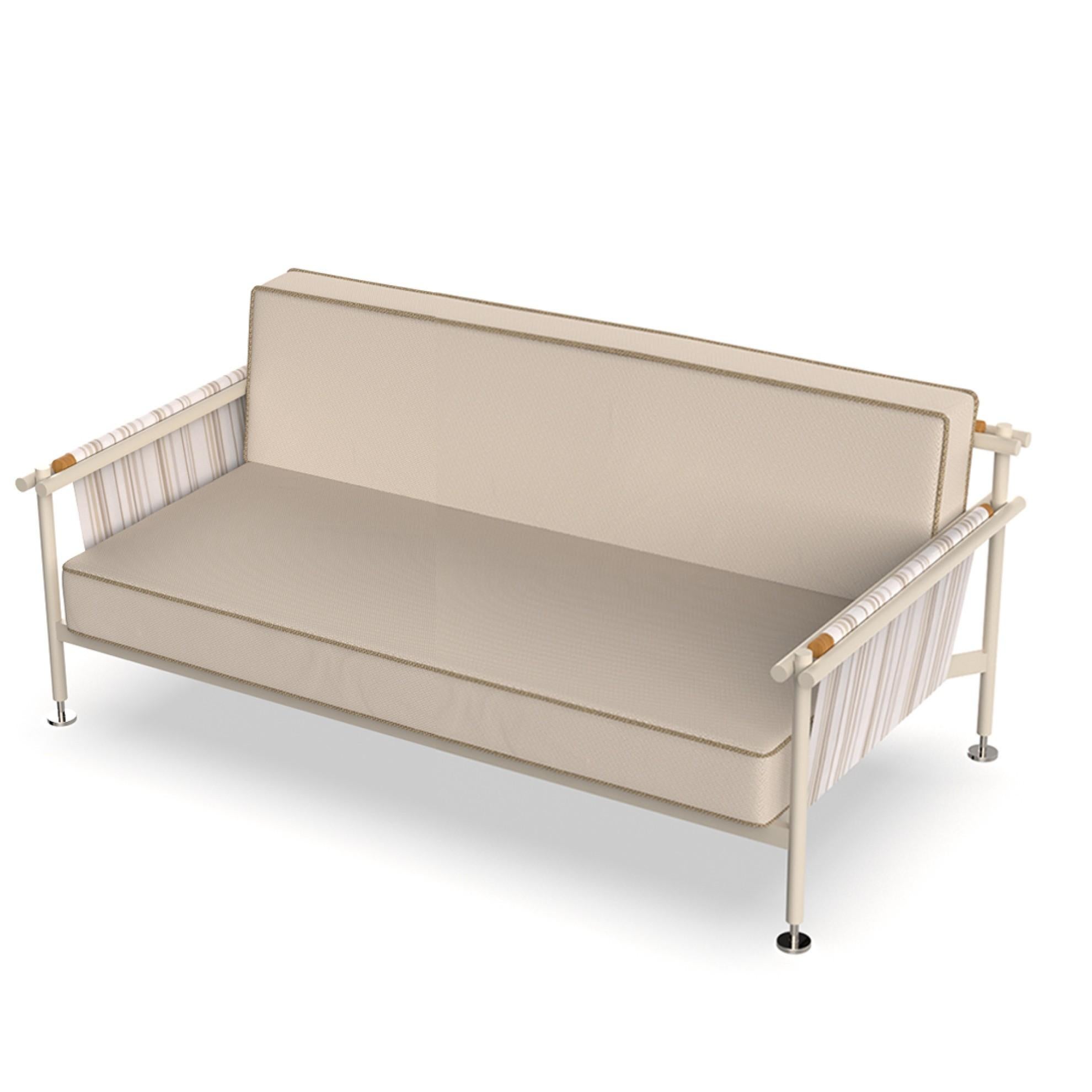 Producto: Sofá
Model/Marca: Vondom Hamptons
Diseñador: Ramón Esteve
Tipo de producto Sofá de exterior / interior

Descripción:
El Sofá Hamptons, diseñado por Ramón Esteve para Vondom, encarna la elegancia, la comodidad y un refinado estilo