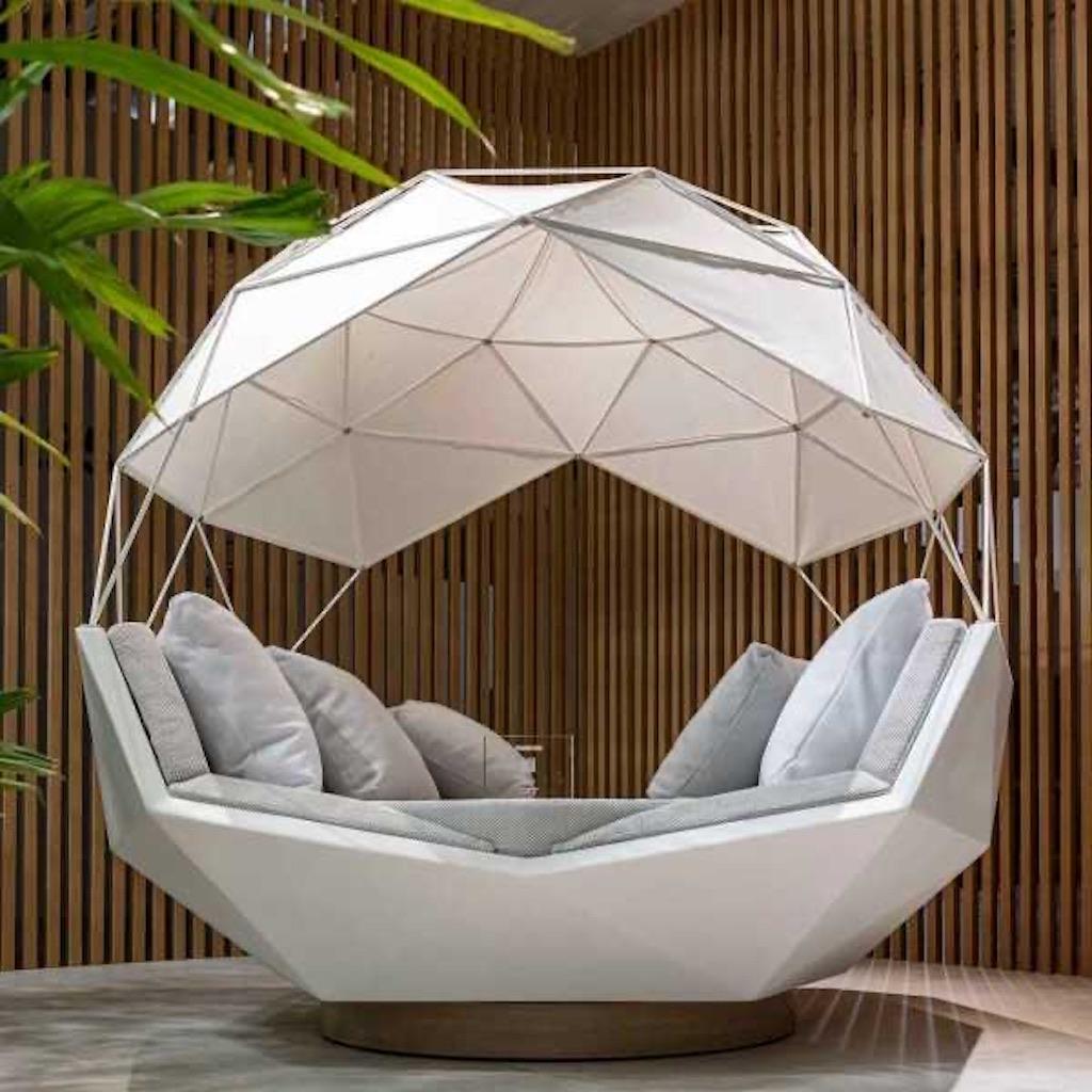 The Iglu daybed, created by Ramón Esteve, is an expression of design and sustainability. Its 100% recyclable polyethylene base is produced using the rotational moulding technique, guaranteeing durability and respect for the environment.

The canopy