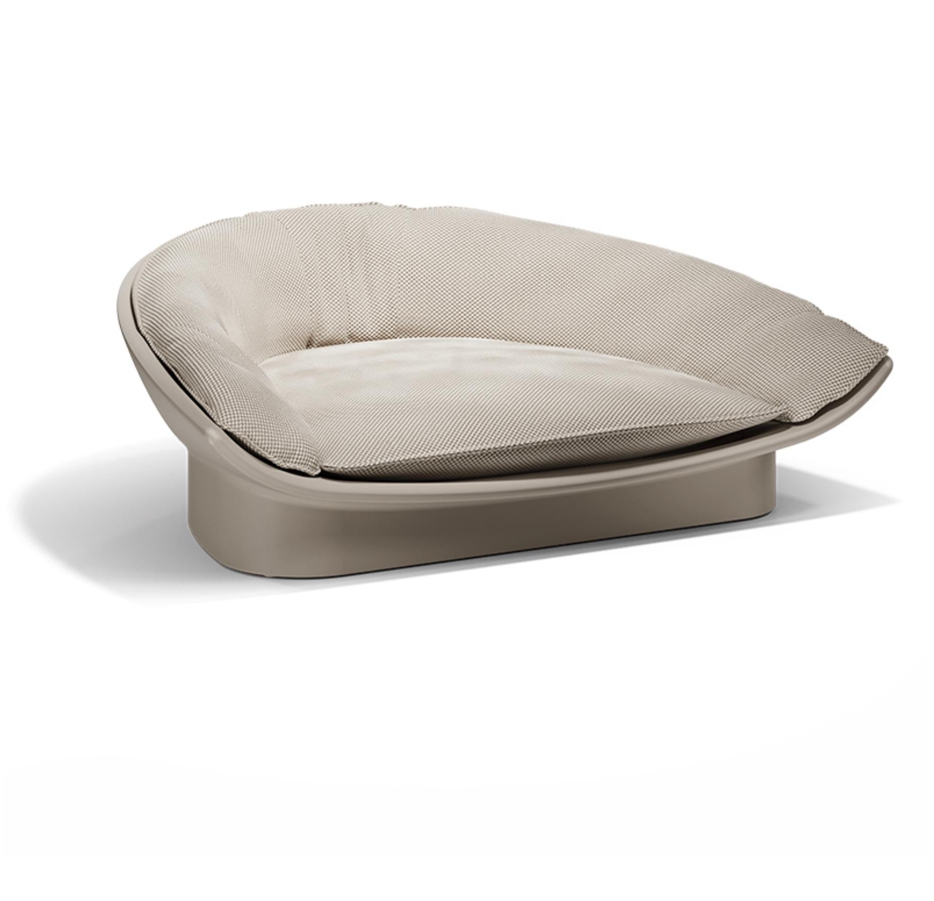 Product: Daybed
Model/Brand: Vondom LUNA Daybed
Designer: Ramón Esteve
Product Type: Outdoor 
Indoor Daybed

Description:
The Luna Daybed, designed by Ramón Esteve for Vondom, combines sustainability and supreme comfort. Crafted using advanced