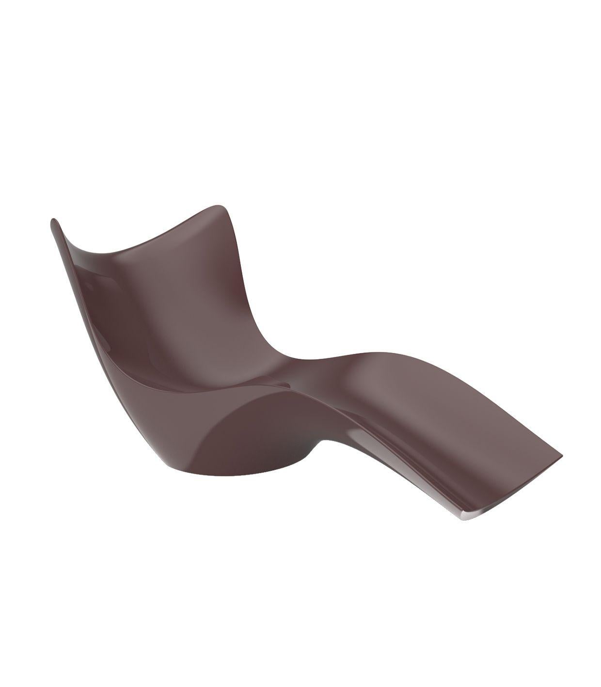 Produit : Bain de soleil
Modèle/Marque : Bain de soleil Vondom SURF
Designer : Karim Rashid
Type de produit : Chaise longue d'extérieur

Description :
La chaise longue Surf, conçue par Karim Rashid pour Vondom, exprime le langage iconique du