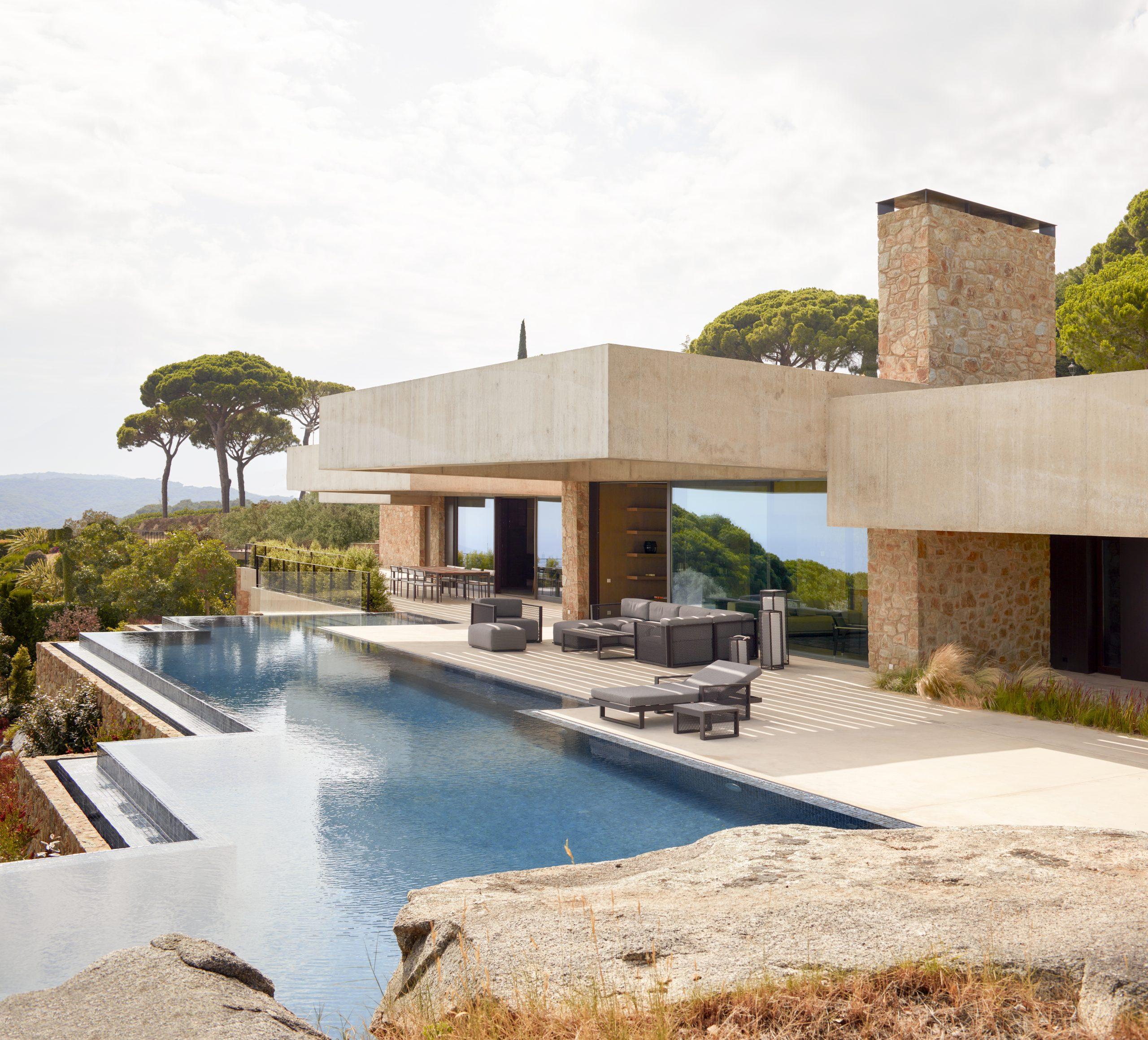 Prodotto: Divano
Modello/marca: Divano Vondom THE FACTORY
Designer: Ramón Esteve
Tipo di prodotto: Divano per esterni e interni

Descrizione:
Il divano THE FACTORY, disegnato da Ramón Esteve per Vondom, fa parte della Factory Collection, ispirata