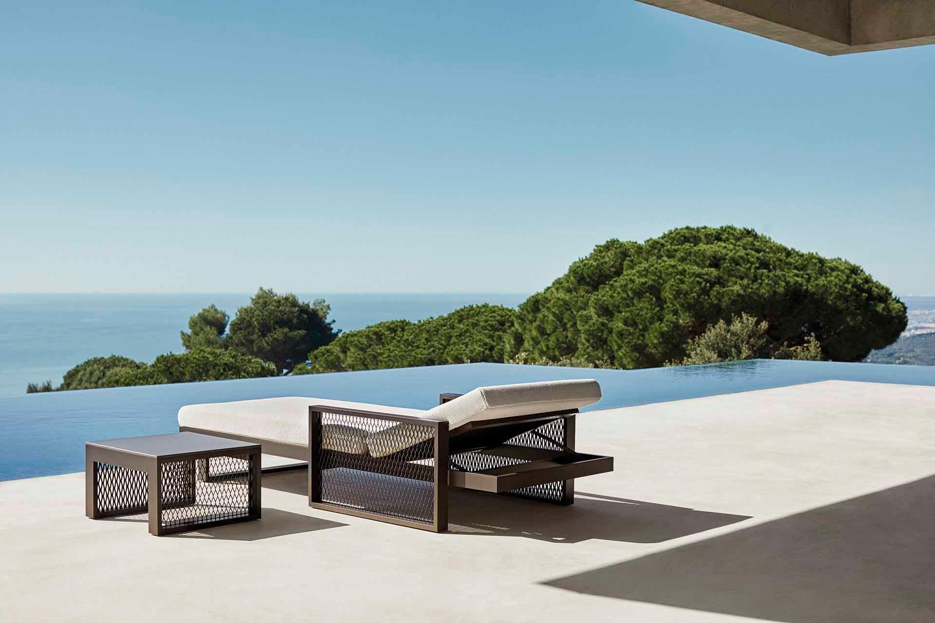 Producto: Tumbona
Model/Marca: Tumbona Vondom THE FACTORY
Diseñador: Ramón Esteve
Tipo de producto Tumbona de exterior - interior

Descripción:
La tumbona THE FACTORY, diseñada por Ramón Esteve para Vondom, forma parte de la Colección Factory,