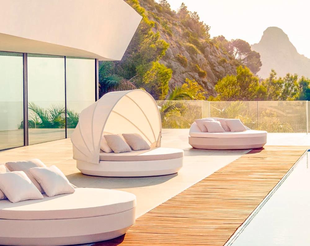 Spanish Vondom ULM Daybed Reclining Backrest with Folding Canopy – Ø180 cm / 70.9 - Matt For Sale