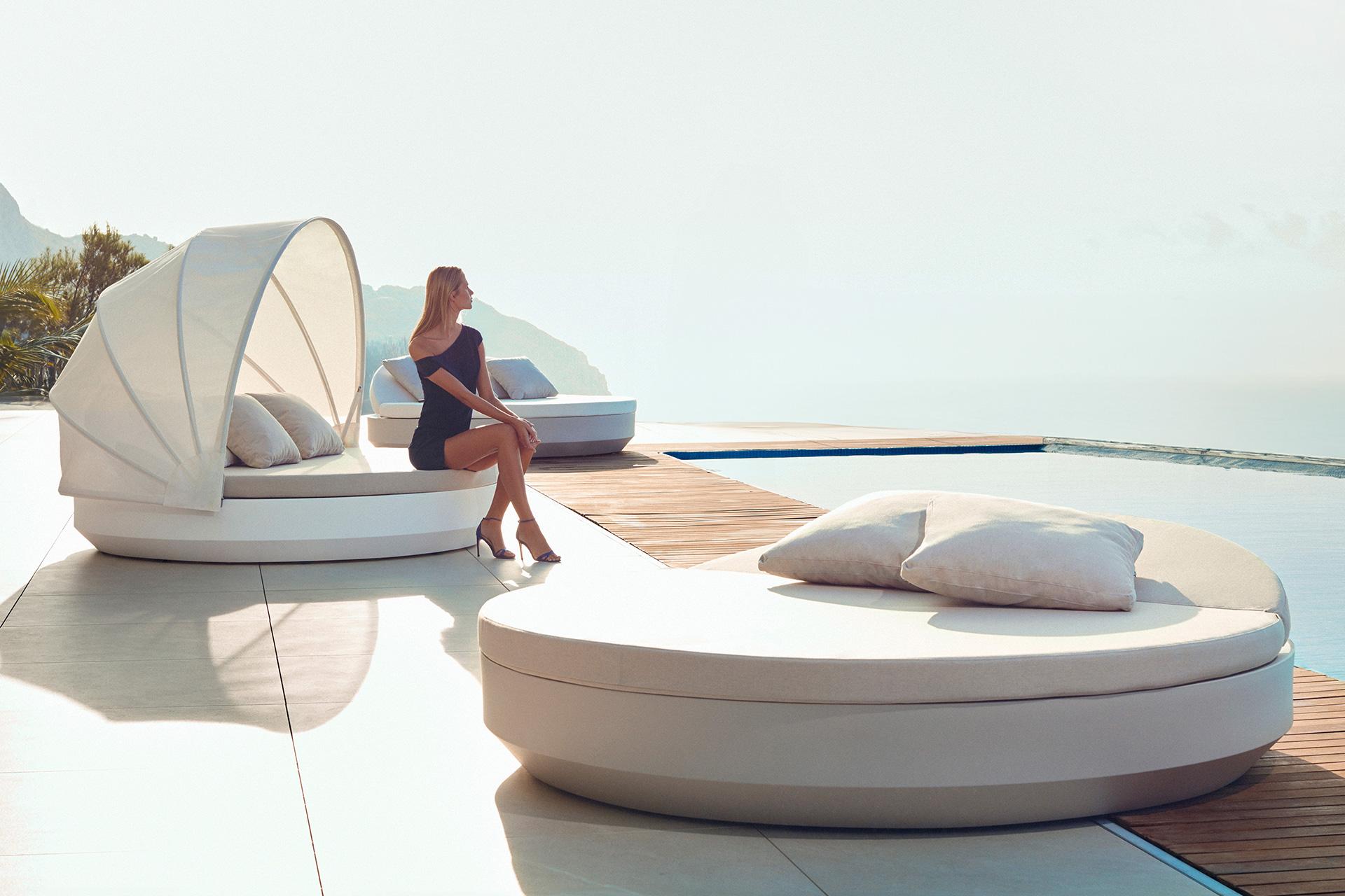 Spanish Vondom ULM Daybed Reclining Backrest with Folding Canopy Ø194 / 76.4in Lacquered For Sale